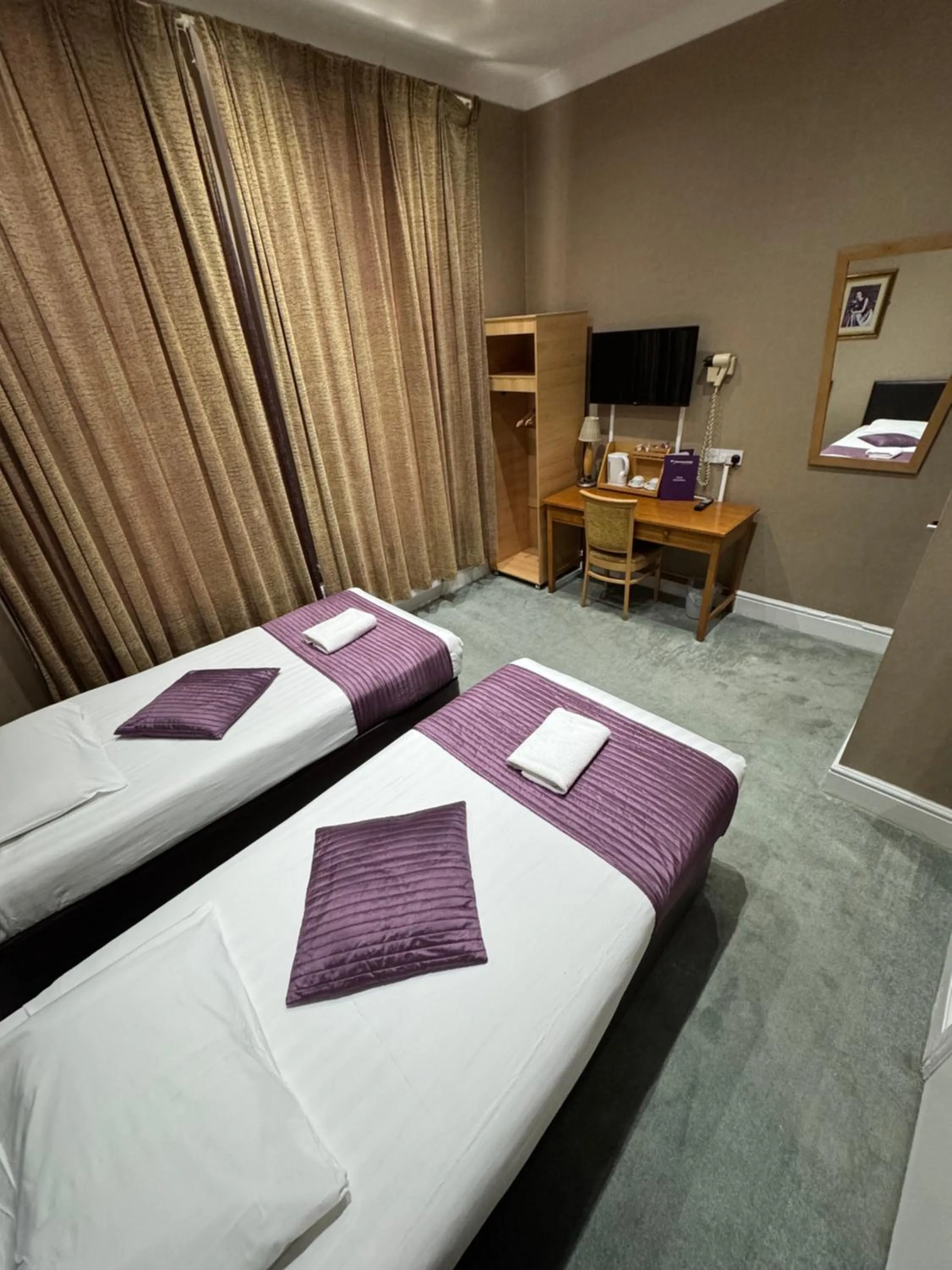 Communal lounge/ TV room in Newham Hotel