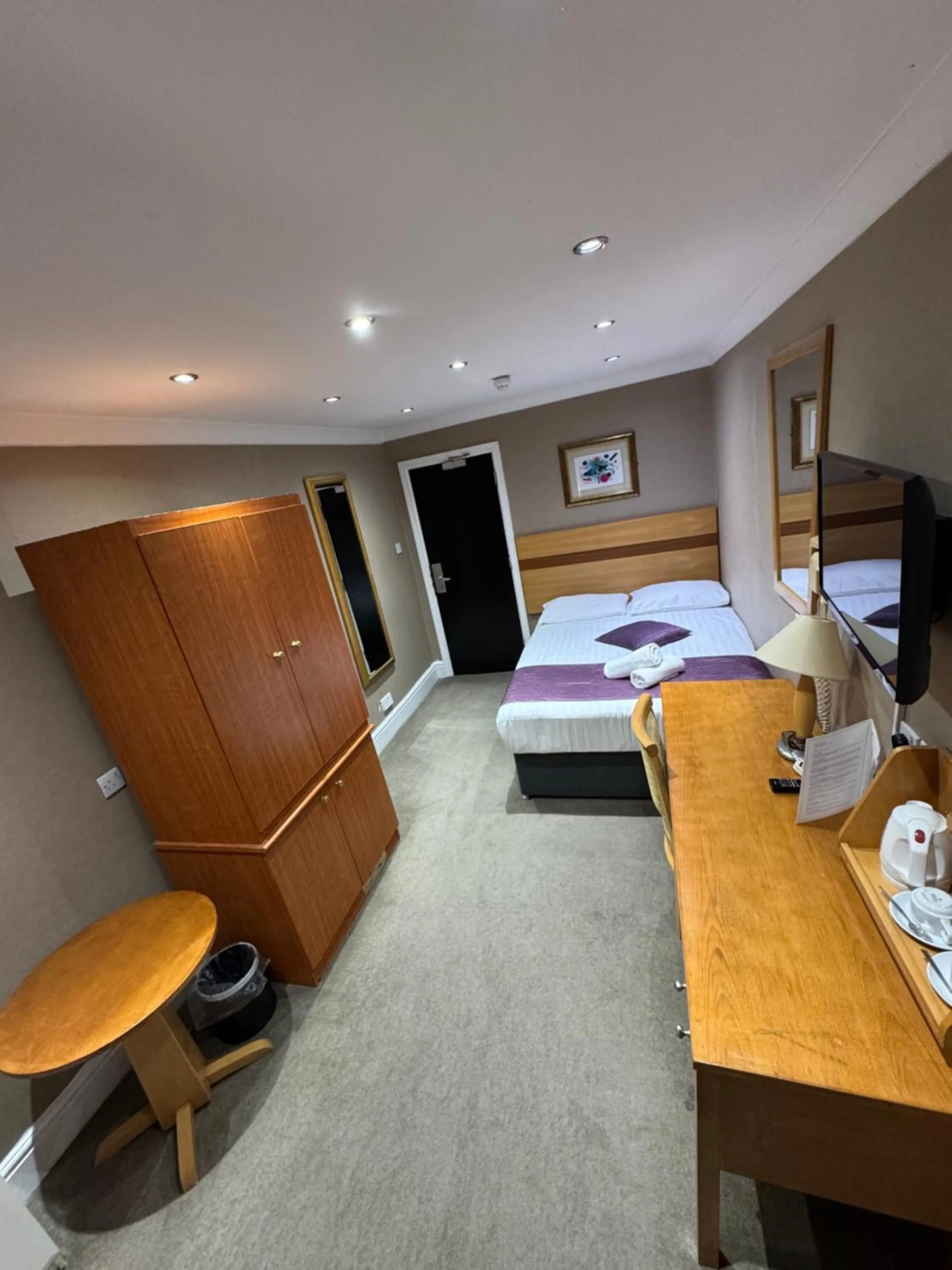 Communal lounge/ TV room in Newham Hotel