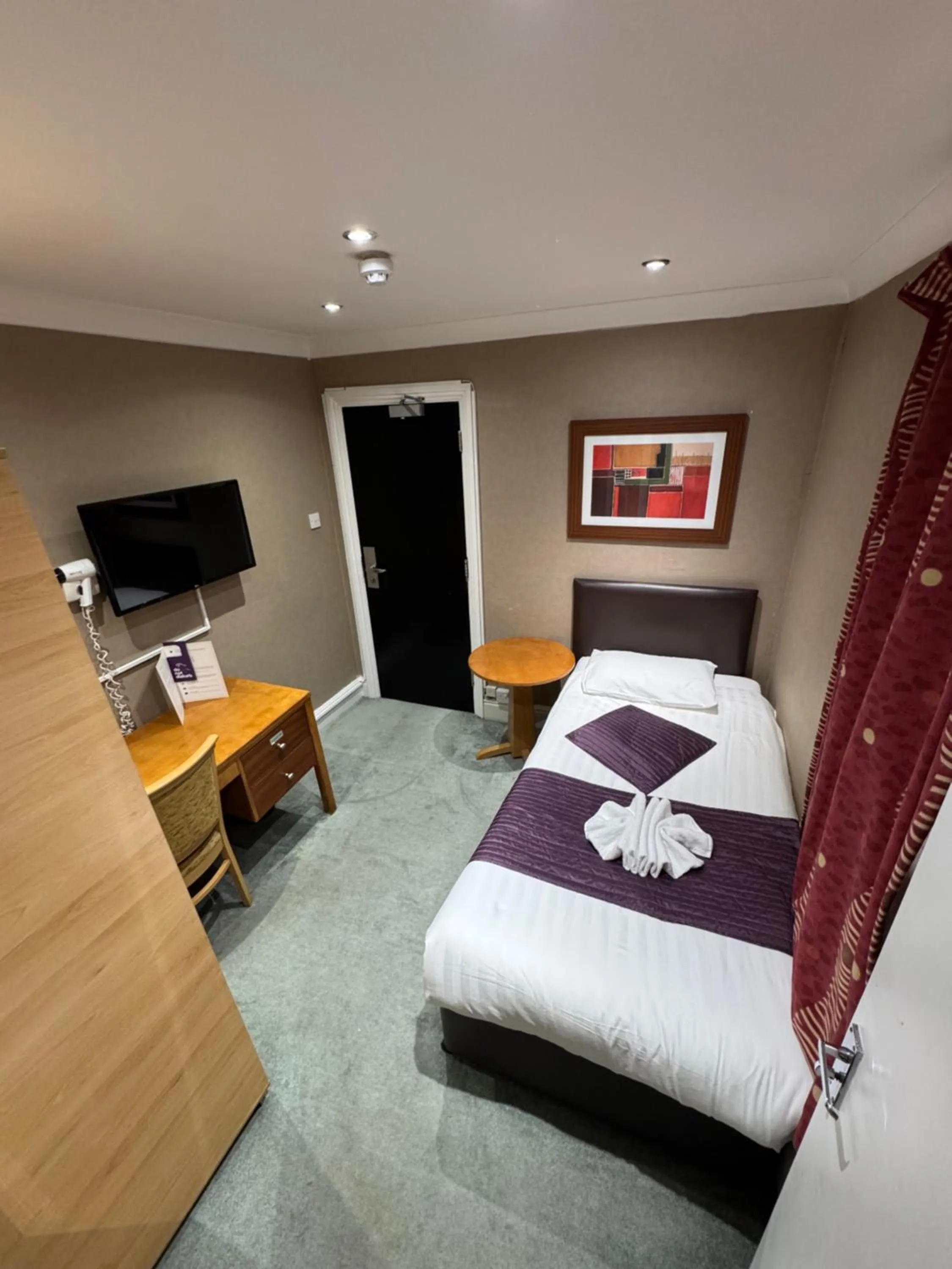 Communal lounge/ TV room in Newham Hotel