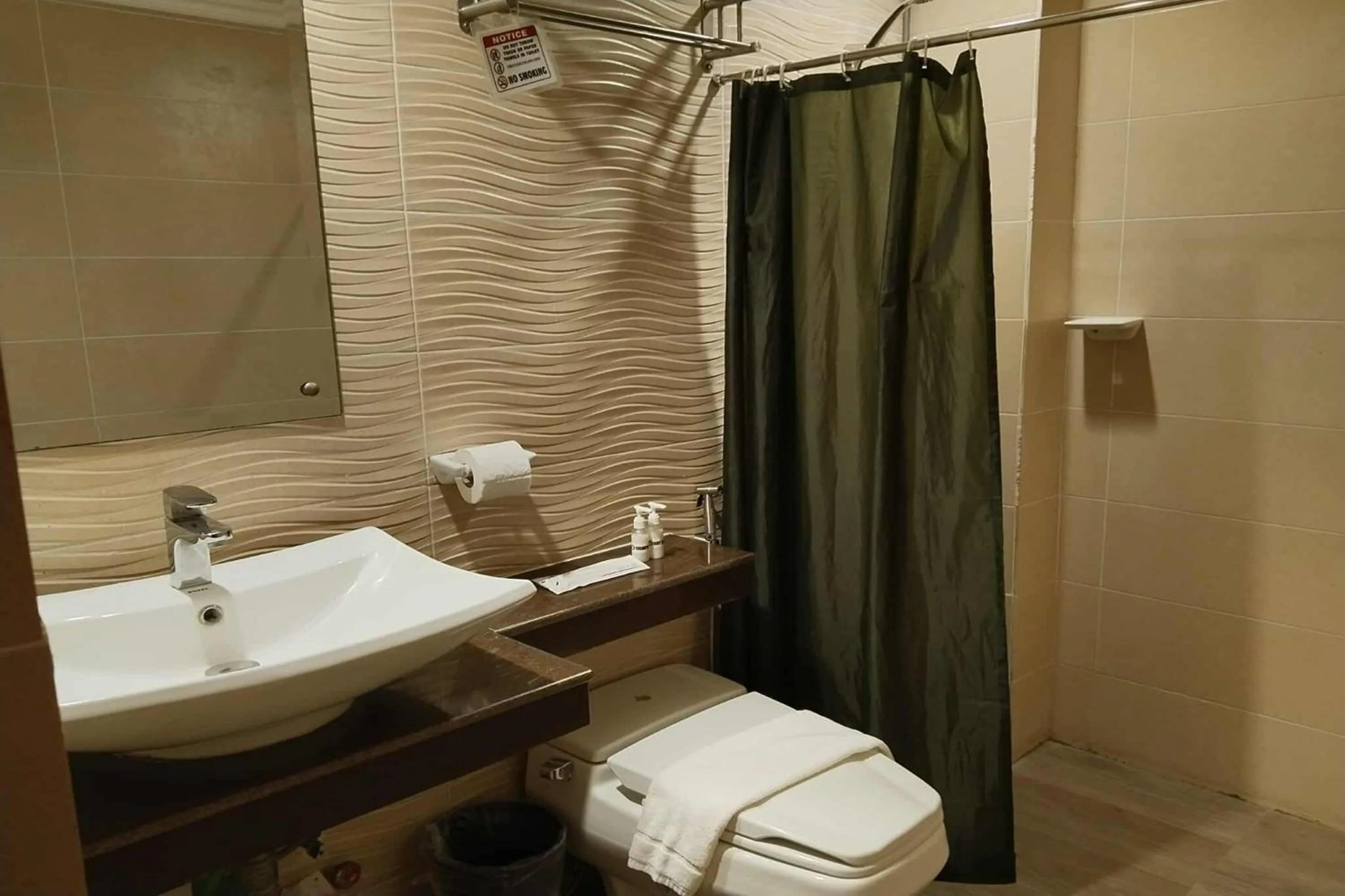 Toilet in Hotel Lapira