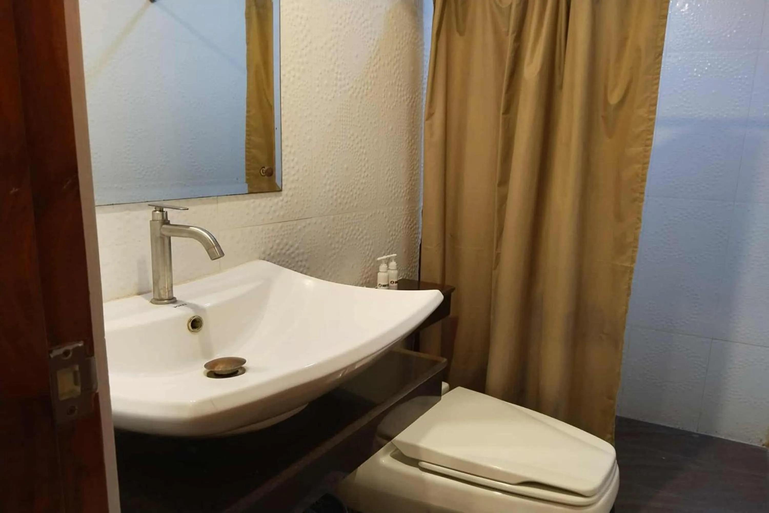 Bathroom in Hotel Lapira