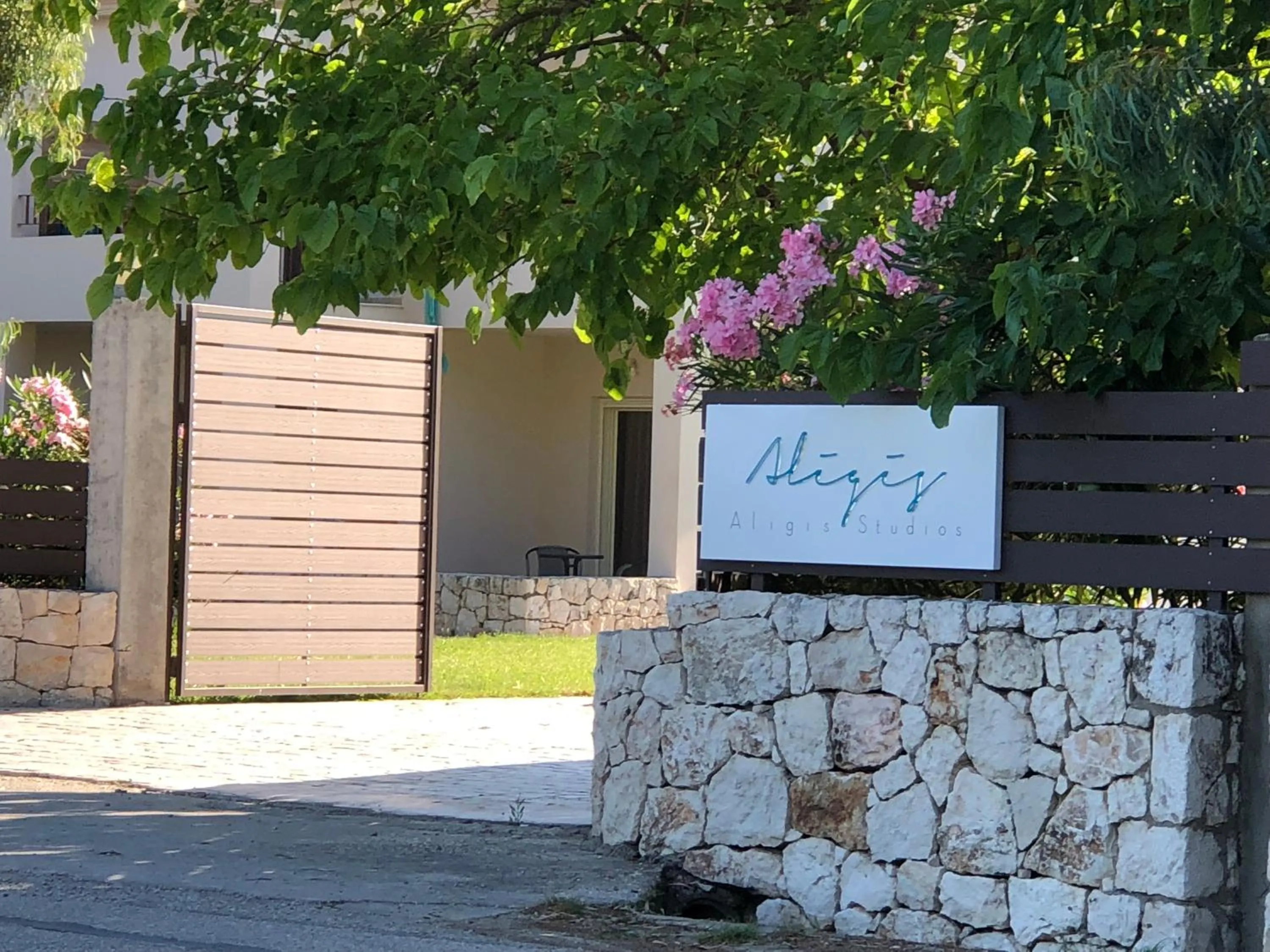 Facade/entrance in Aligis Studios