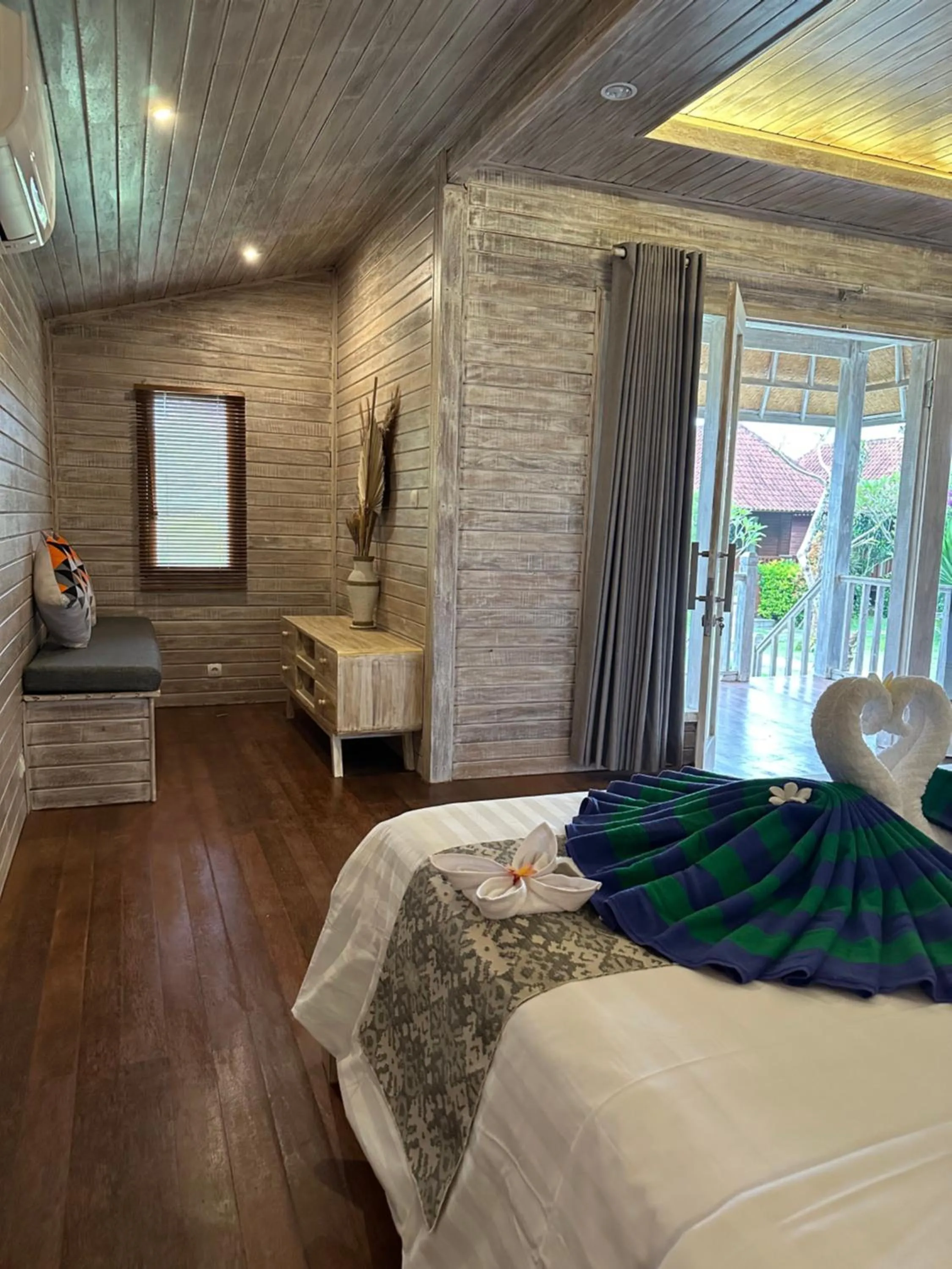 Photo of the whole room, Bed in The Niti Hut's Lembongan