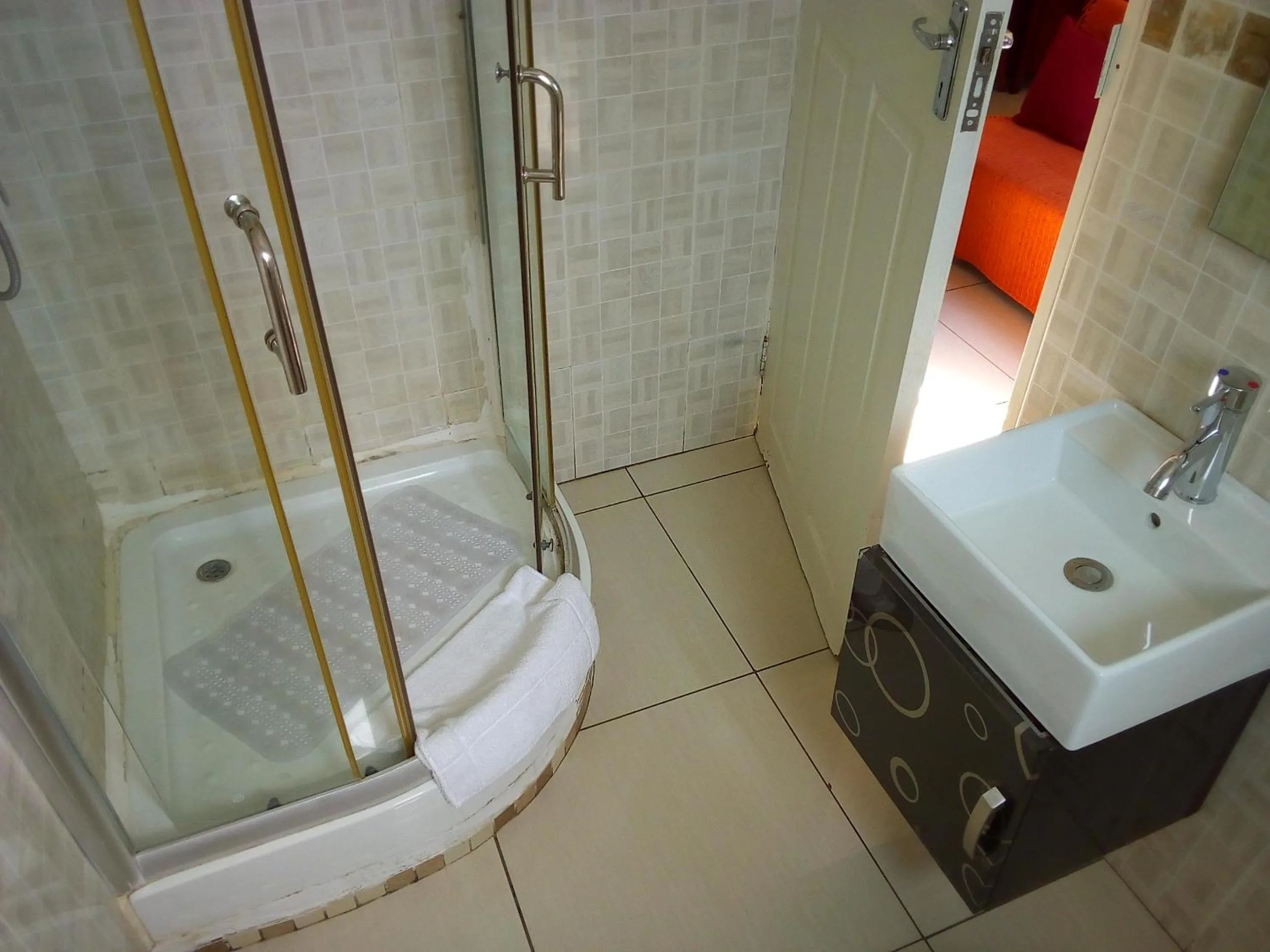 Shower in Comfort Palace Guest House Kasane