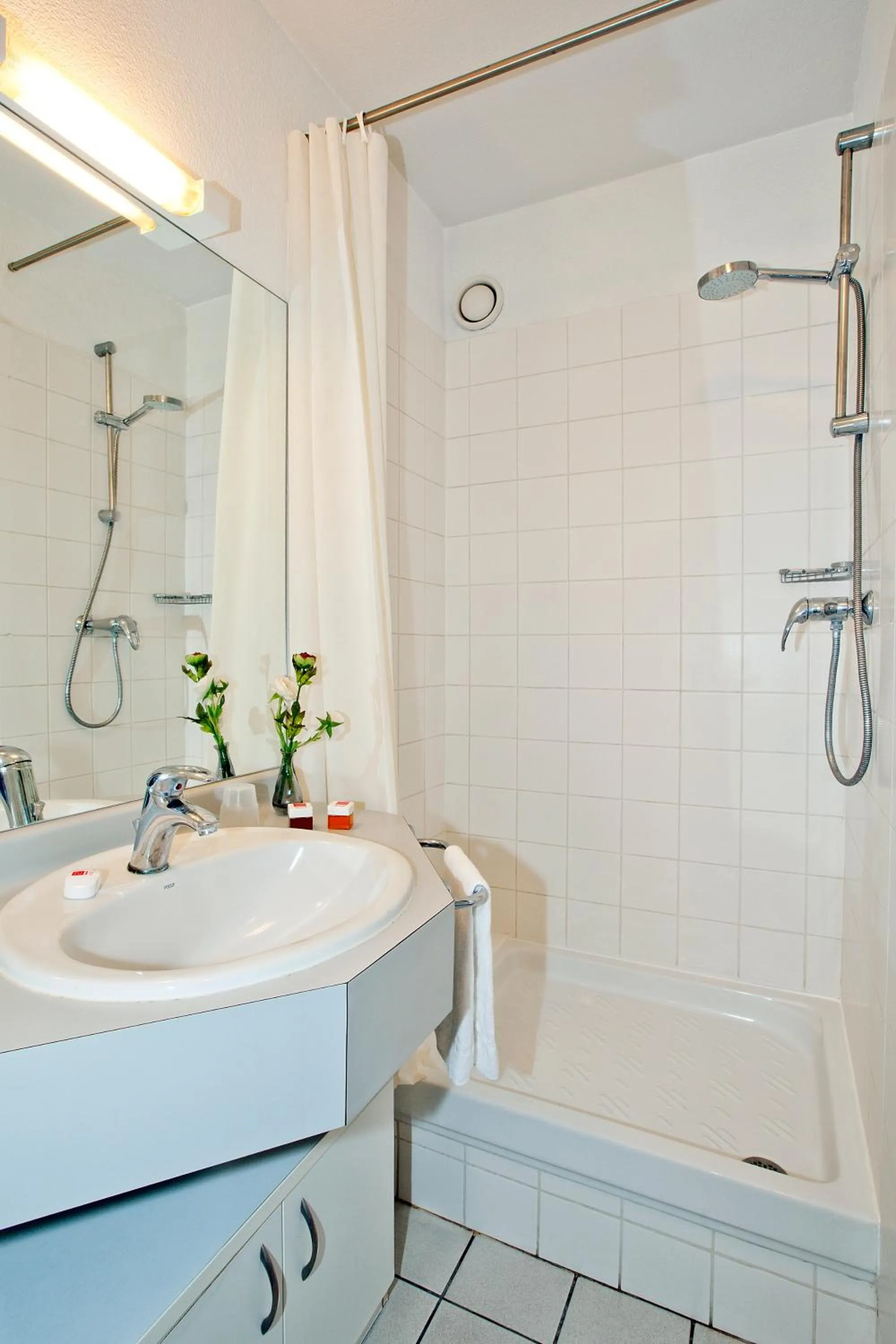 Bathroom in Séjours & Affaires Orléans Jeanne D'Arc