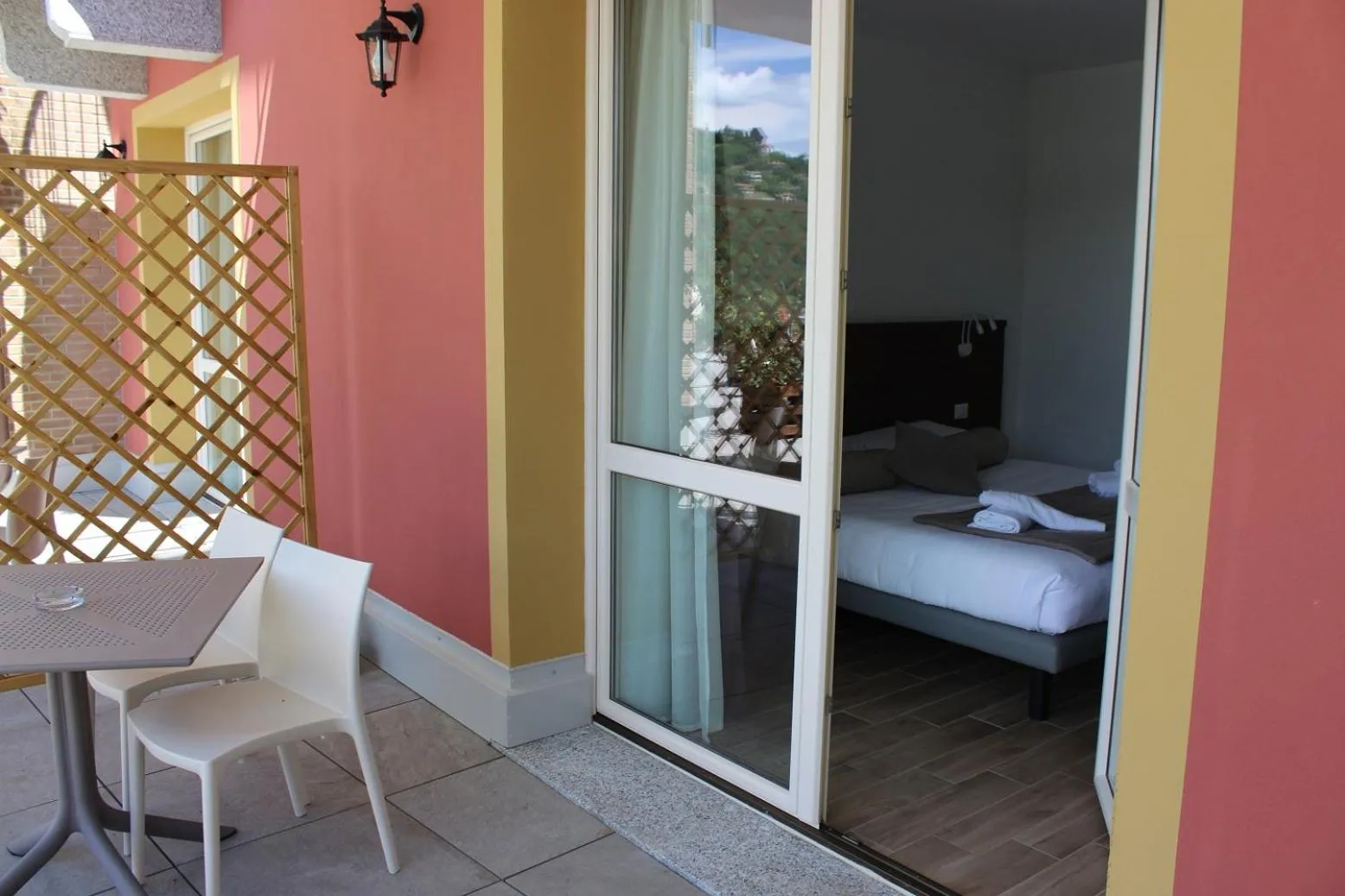 Balcony/Terrace, Bed in Hotel Bocciolo
