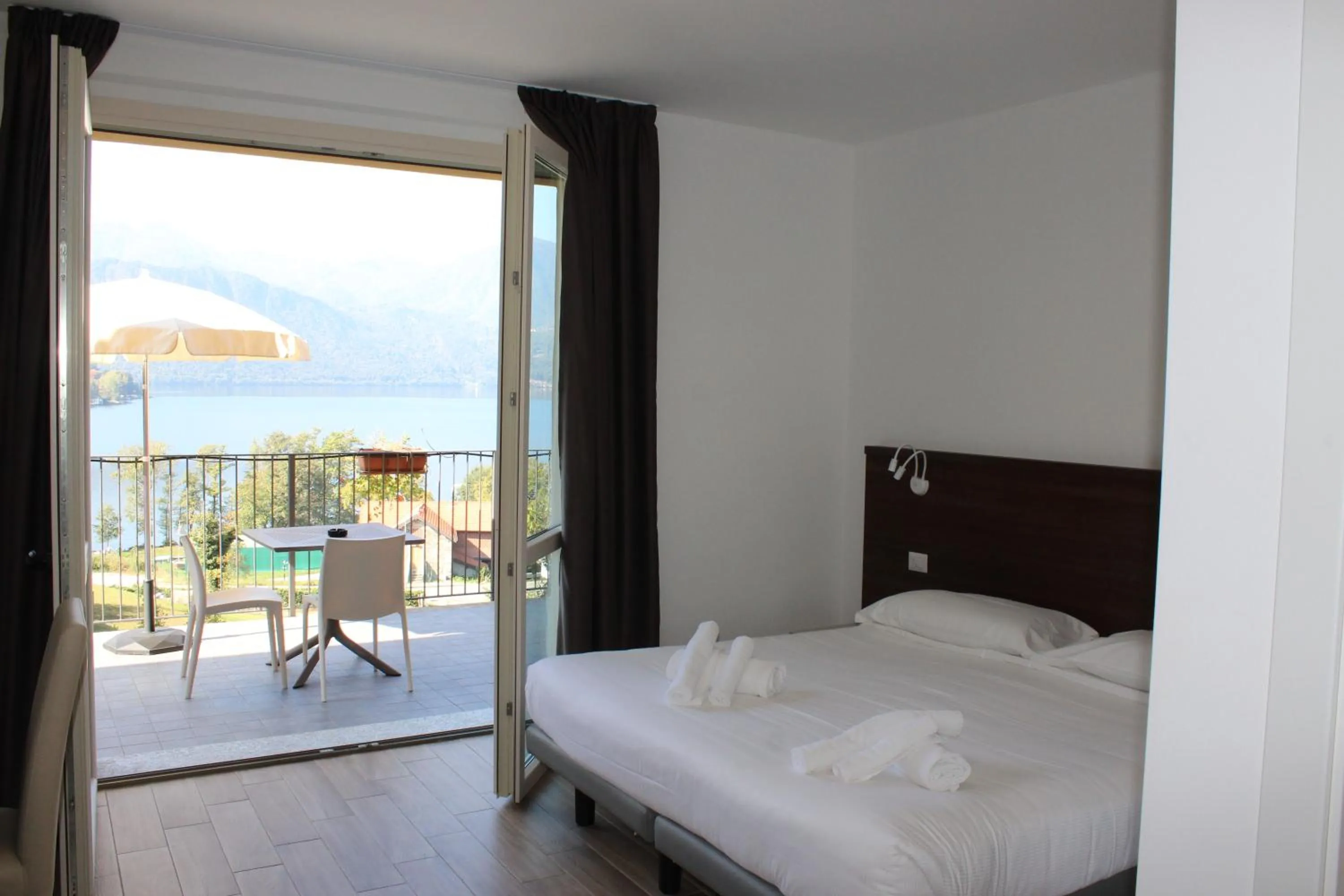 Lake view, Bed in Hotel Bocciolo