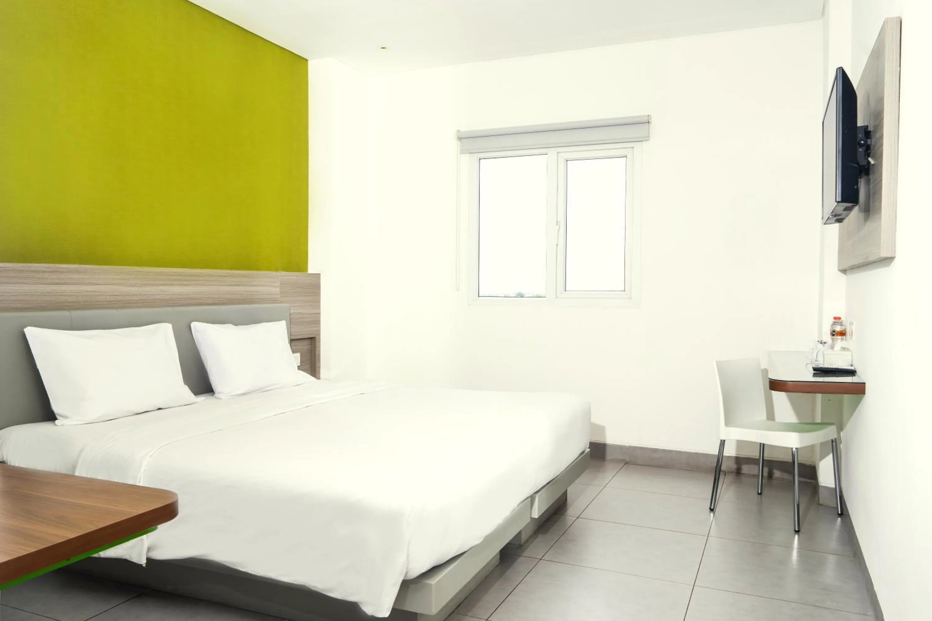 Bedroom, Bed in Lynn Hotel Serang