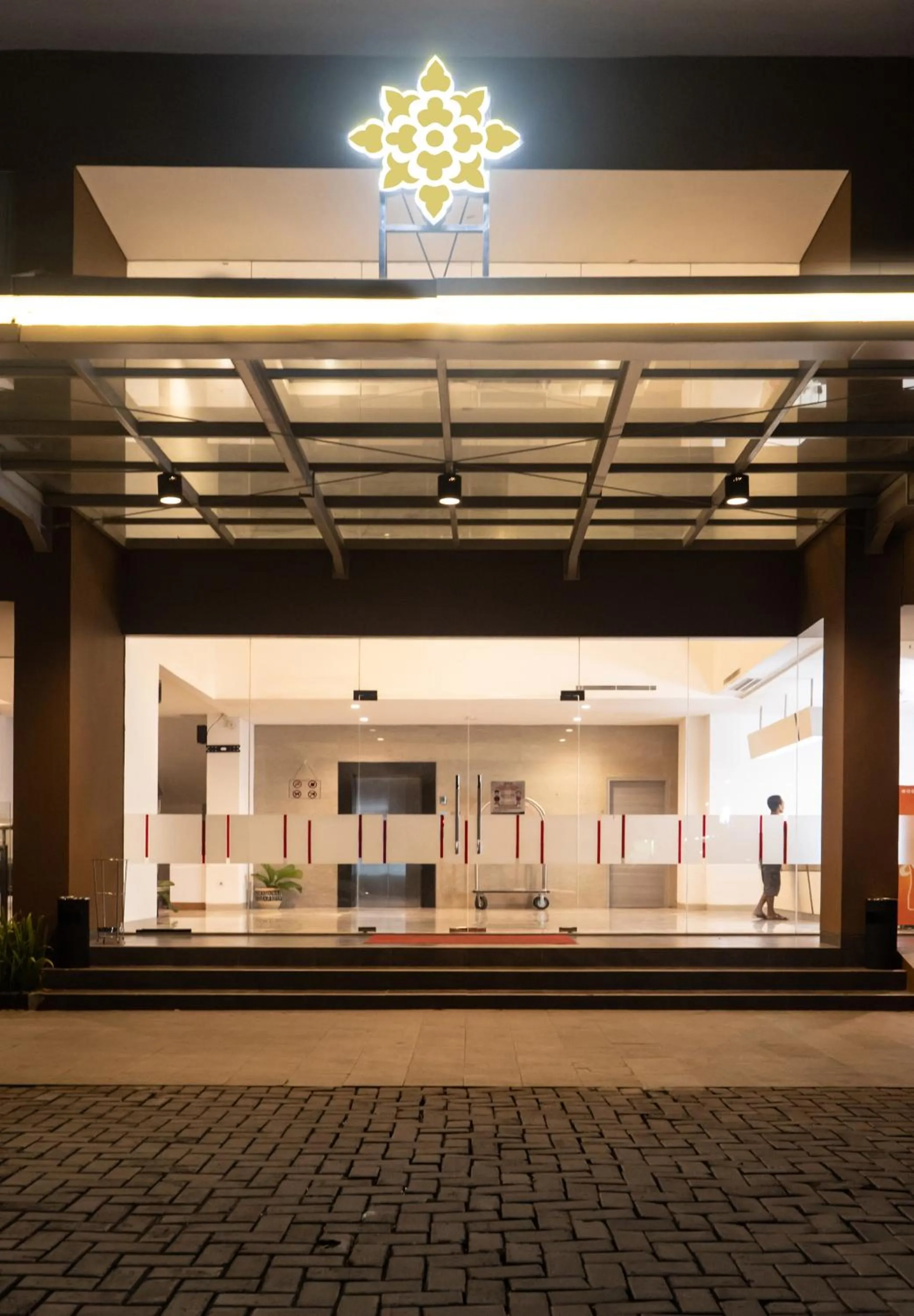 Facade/entrance in Lynn Hotel Serang