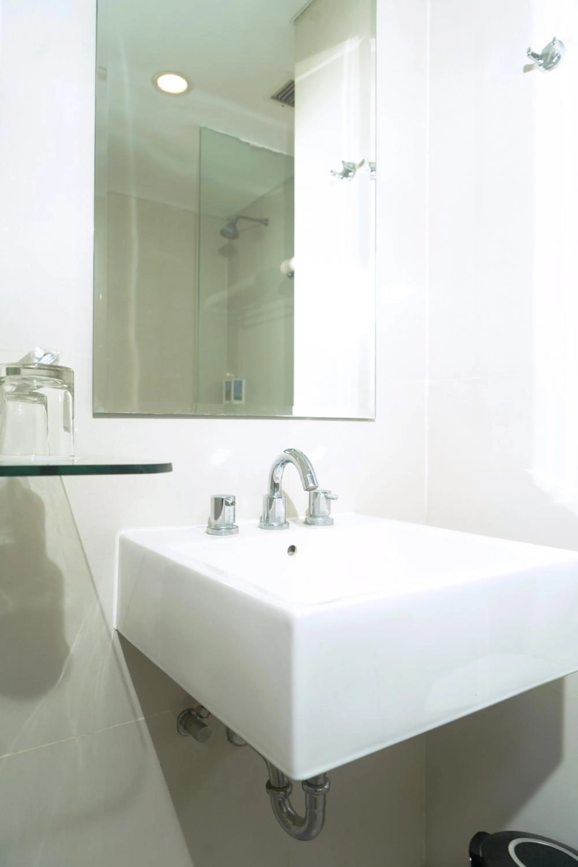 Bathroom in Lynn Hotel Serang