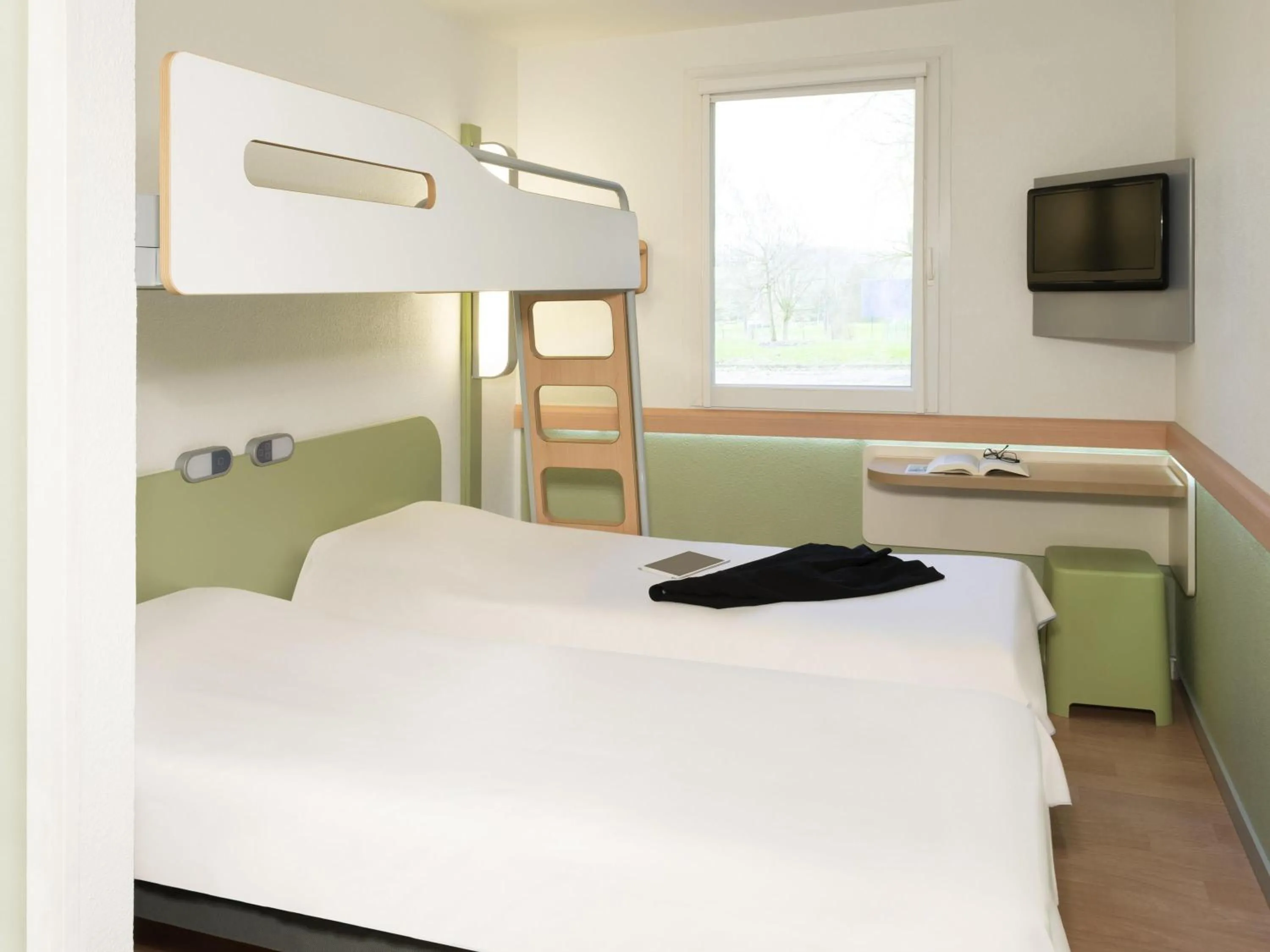 Bedroom, Bed in ibis Budget Lons-le-Saunier