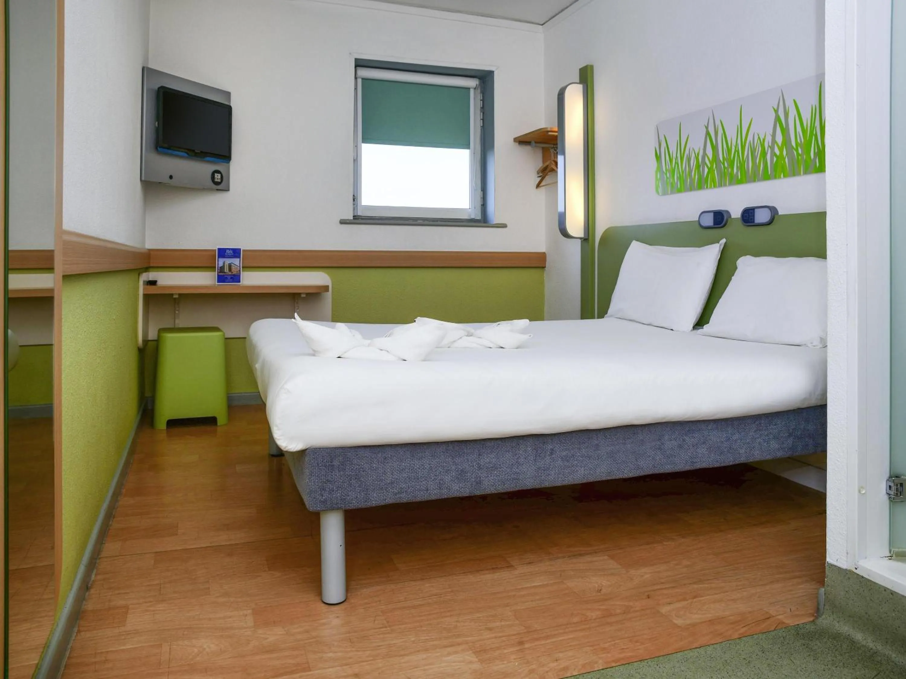 Bedroom, Bed in ibis Budget Lons-le-Saunier