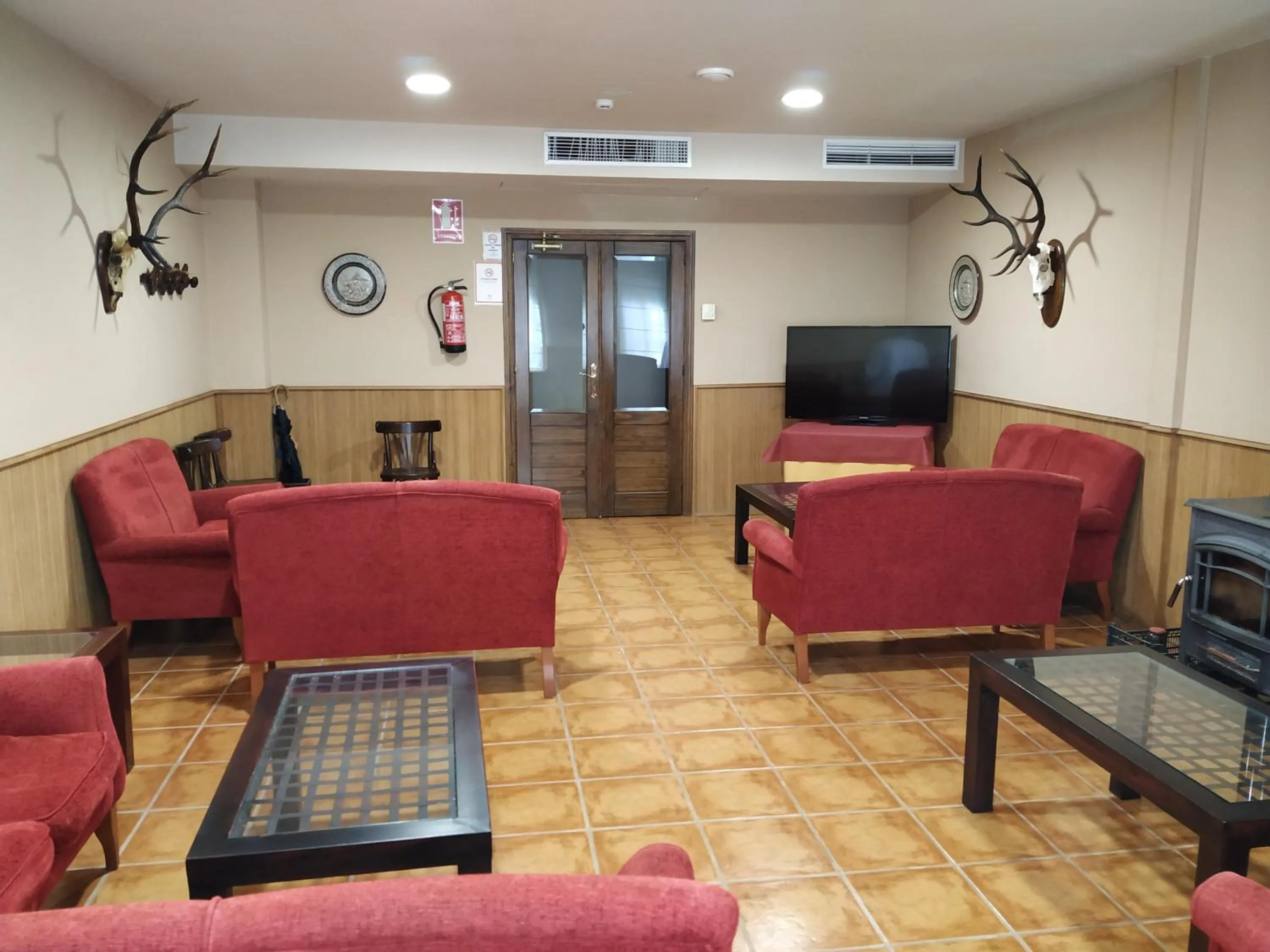 Communal lounge/ TV room in Hotel Sierra de Andujar