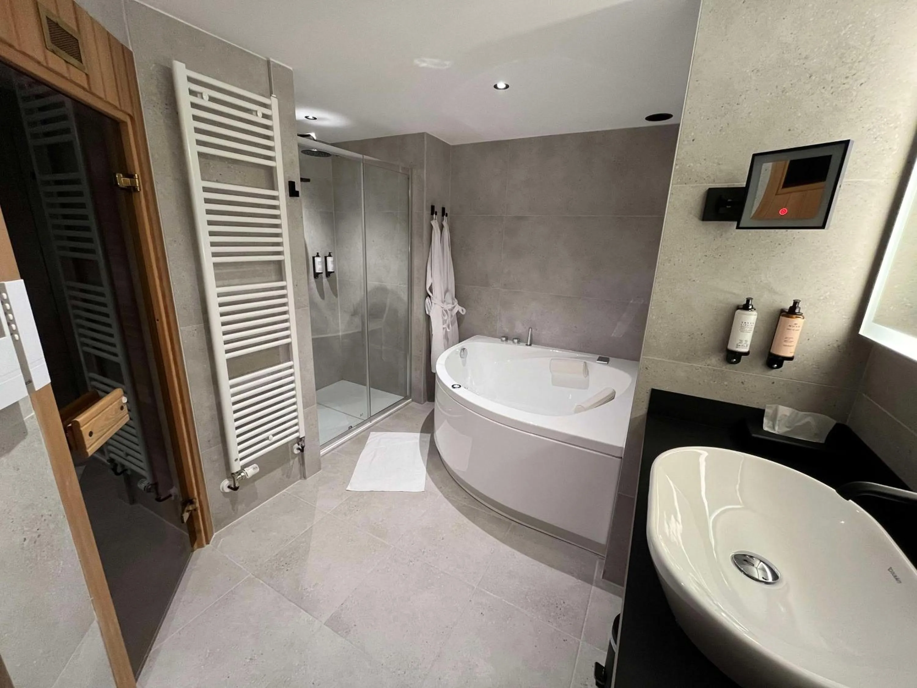Bathroom, Bed in Best Western Plus La Fayette Hotel et SPA