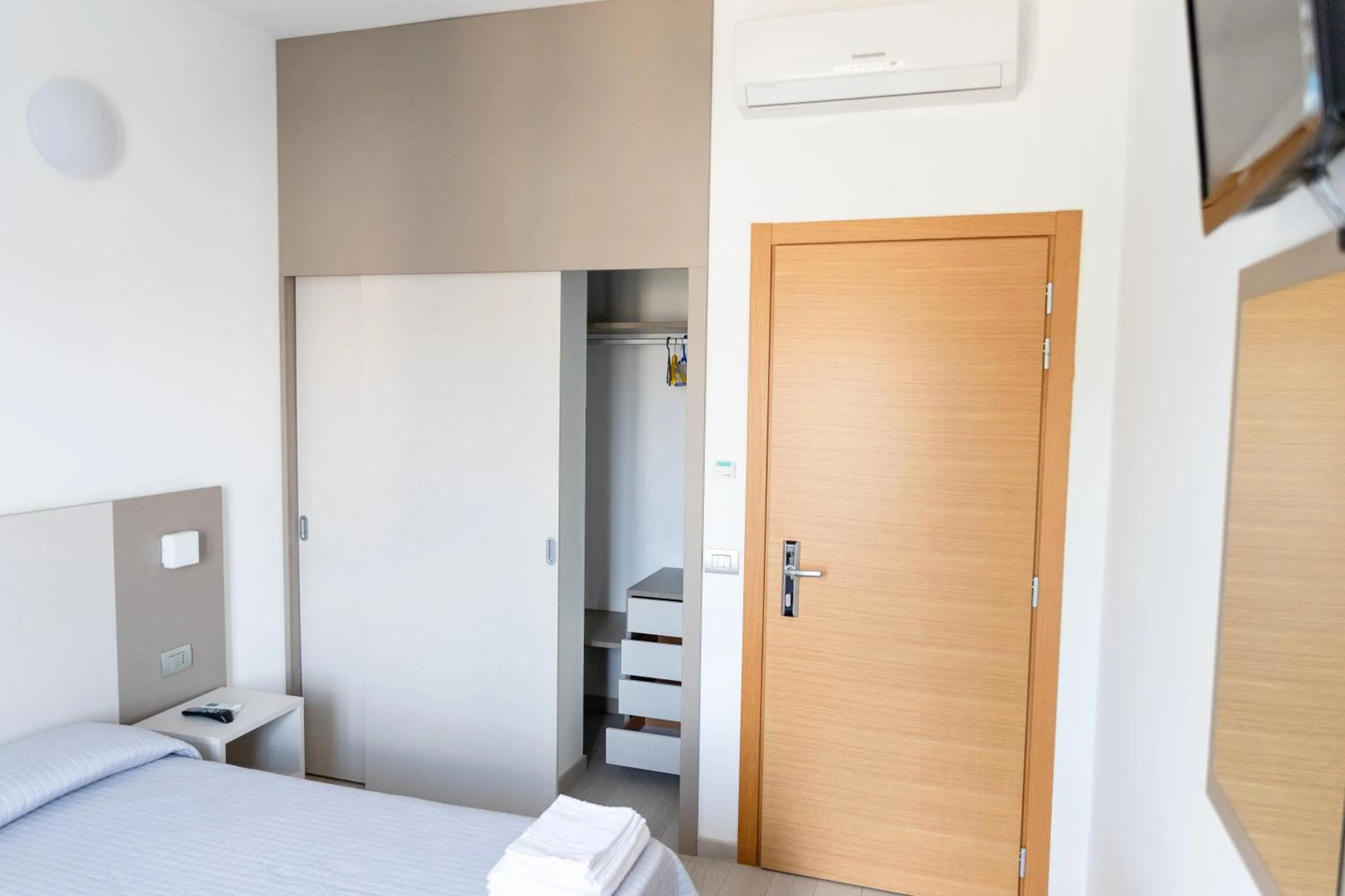 TV and multimedia, Bed in Hotel Capitano