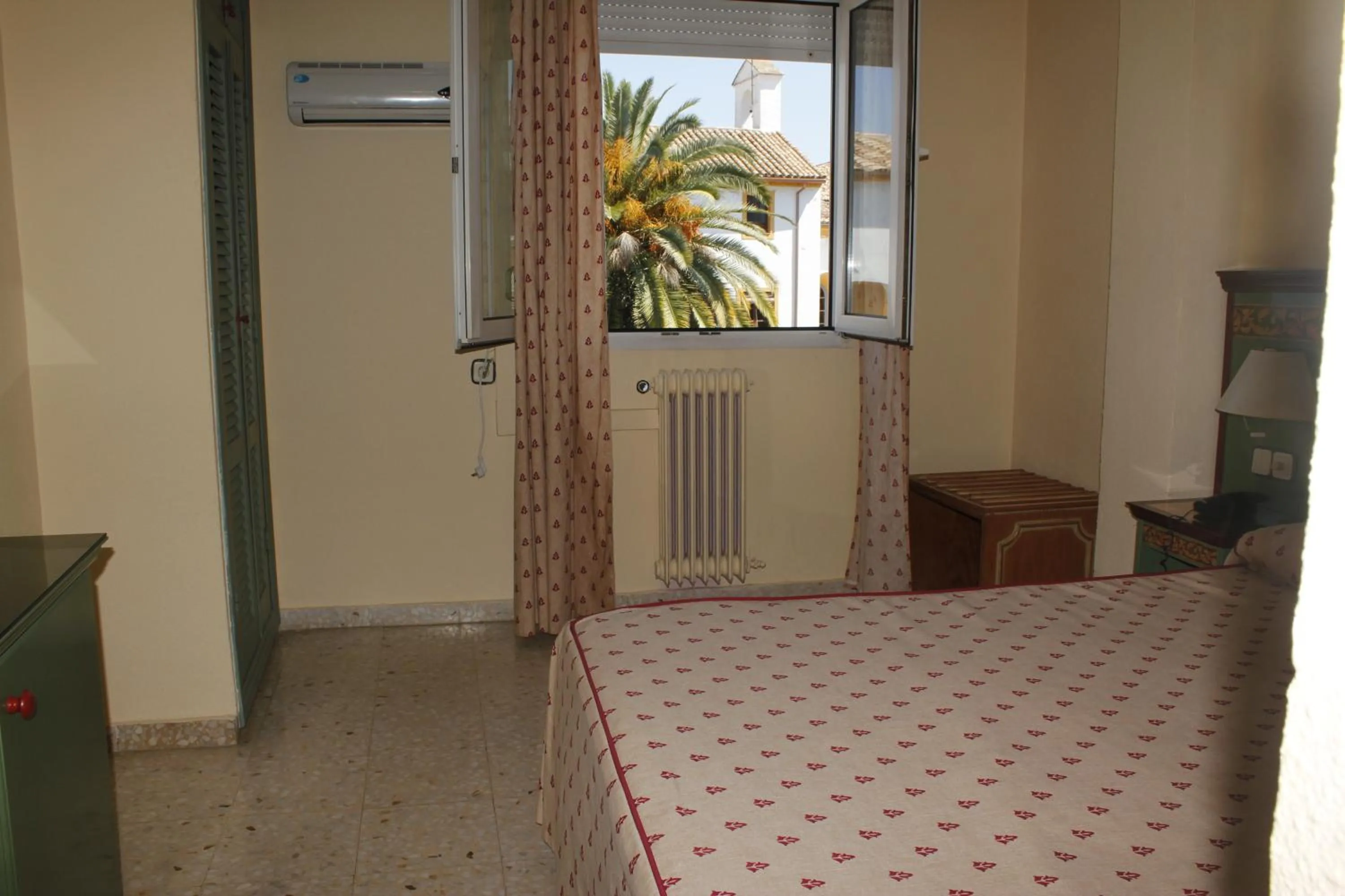 Bedroom, Bed in Hotel Restaurante Logasasanti