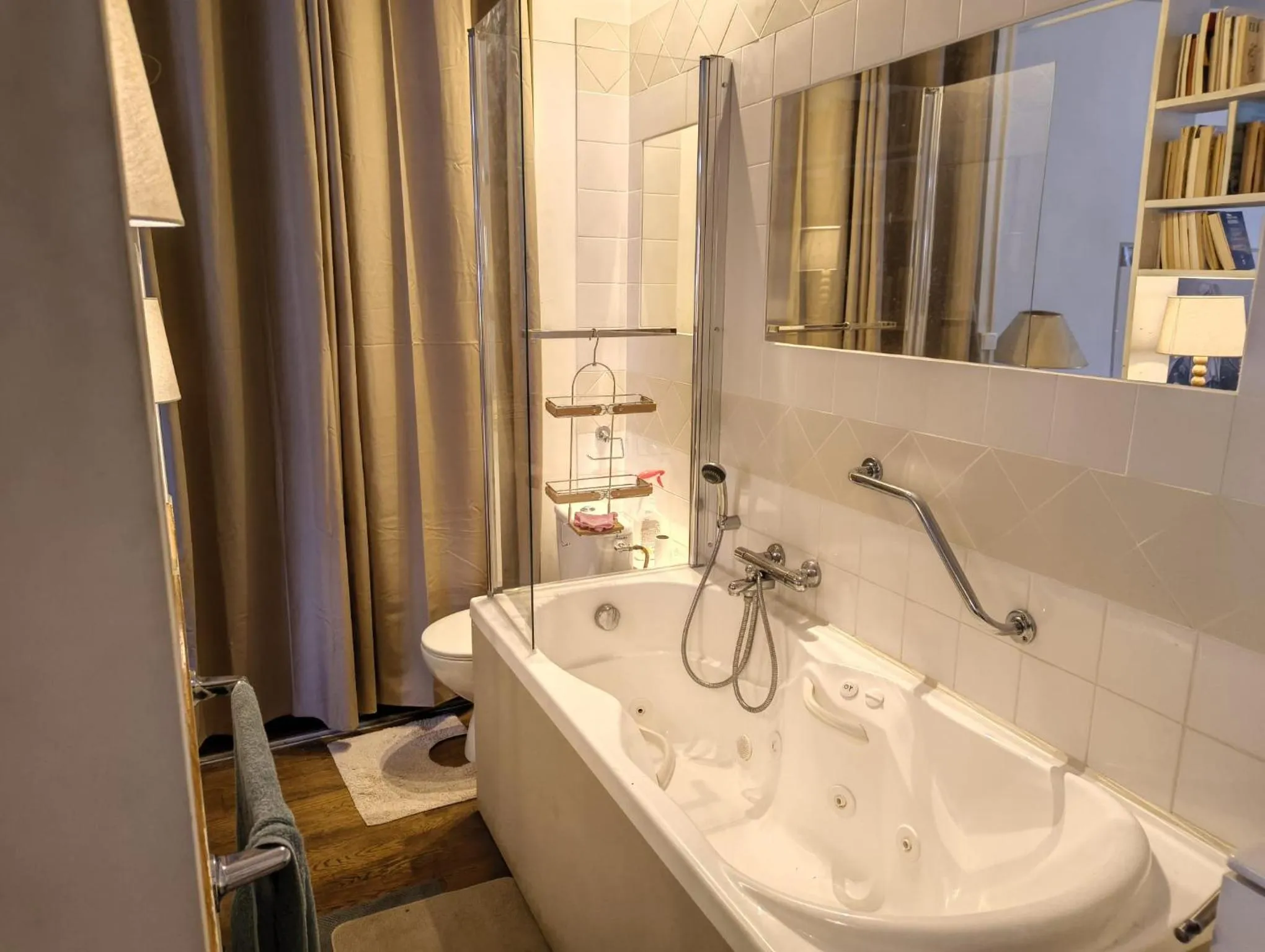 Bath in Maison Romane 1136