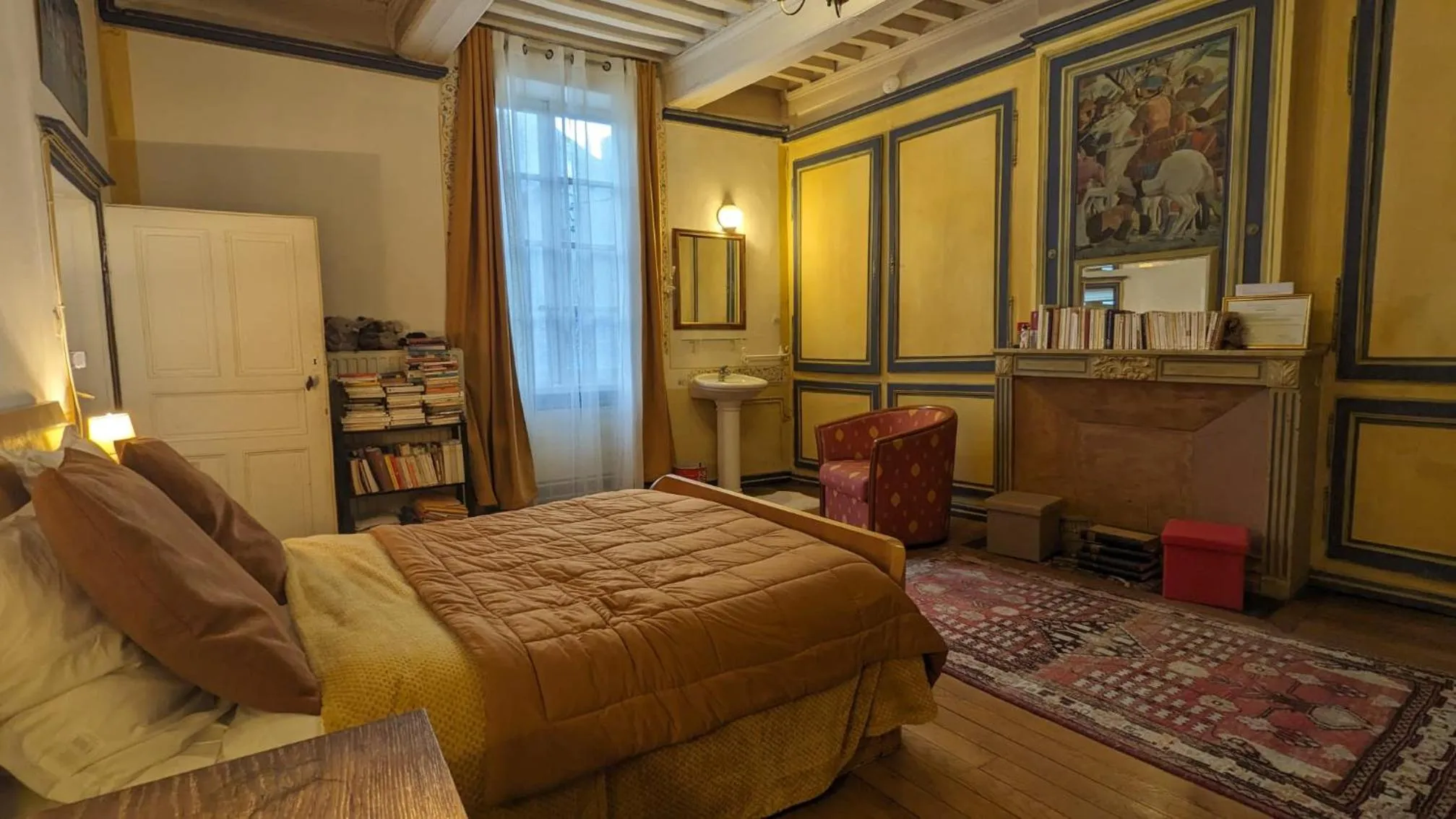 Bedroom, Bed in Maison Romane 1136