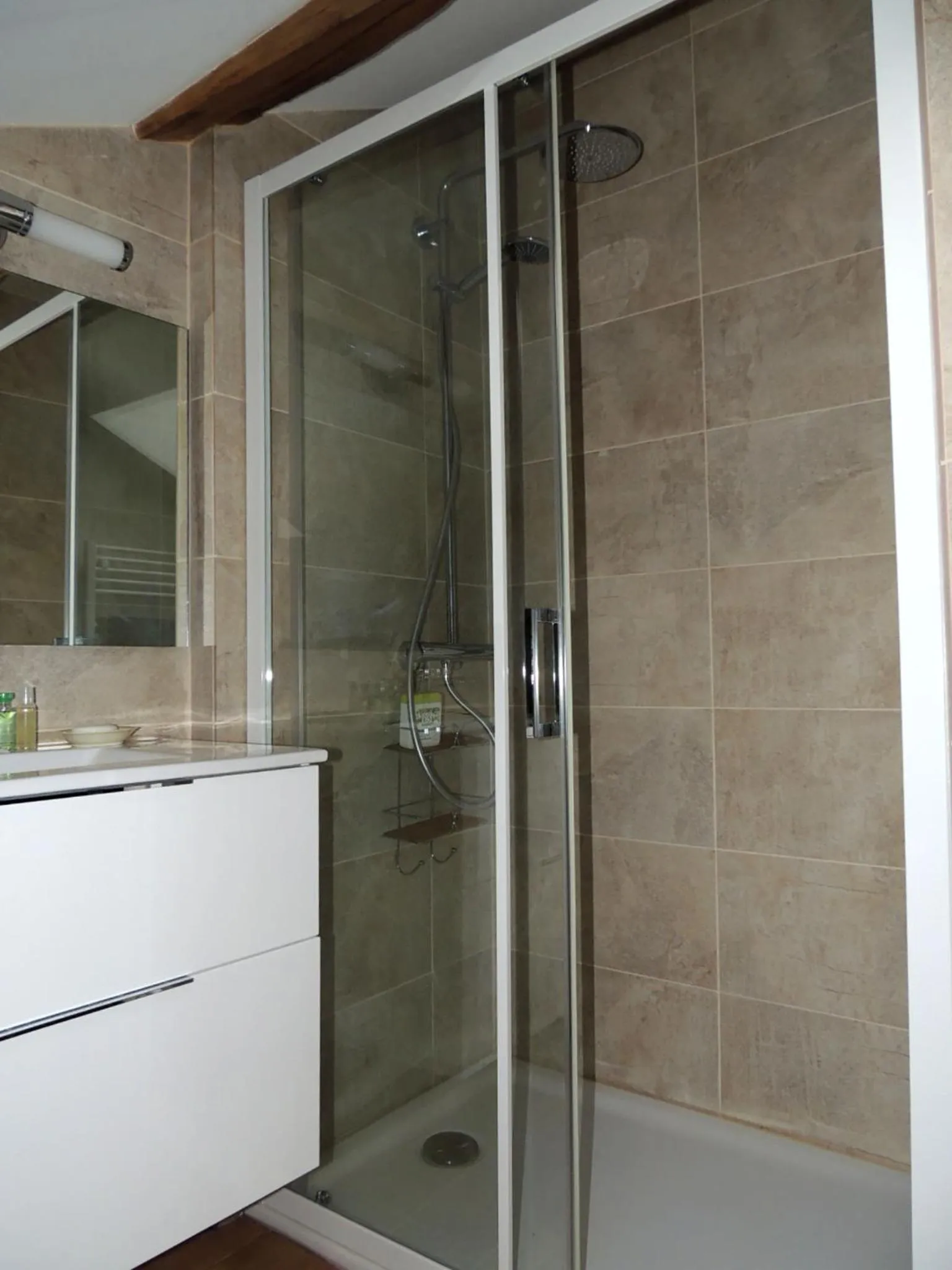 Shower in Maison Romane 1136