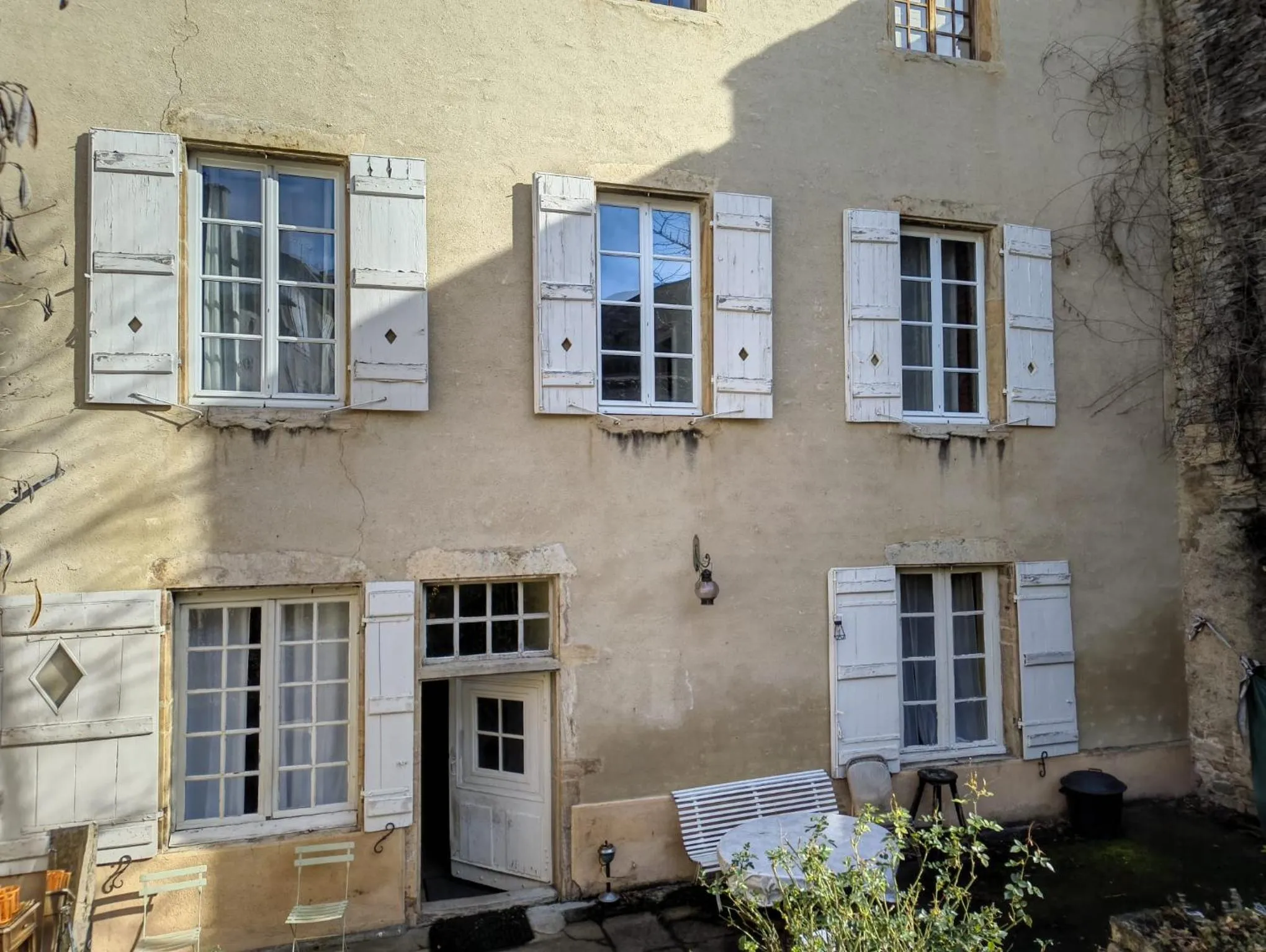 Property building in Maison Romane 1136