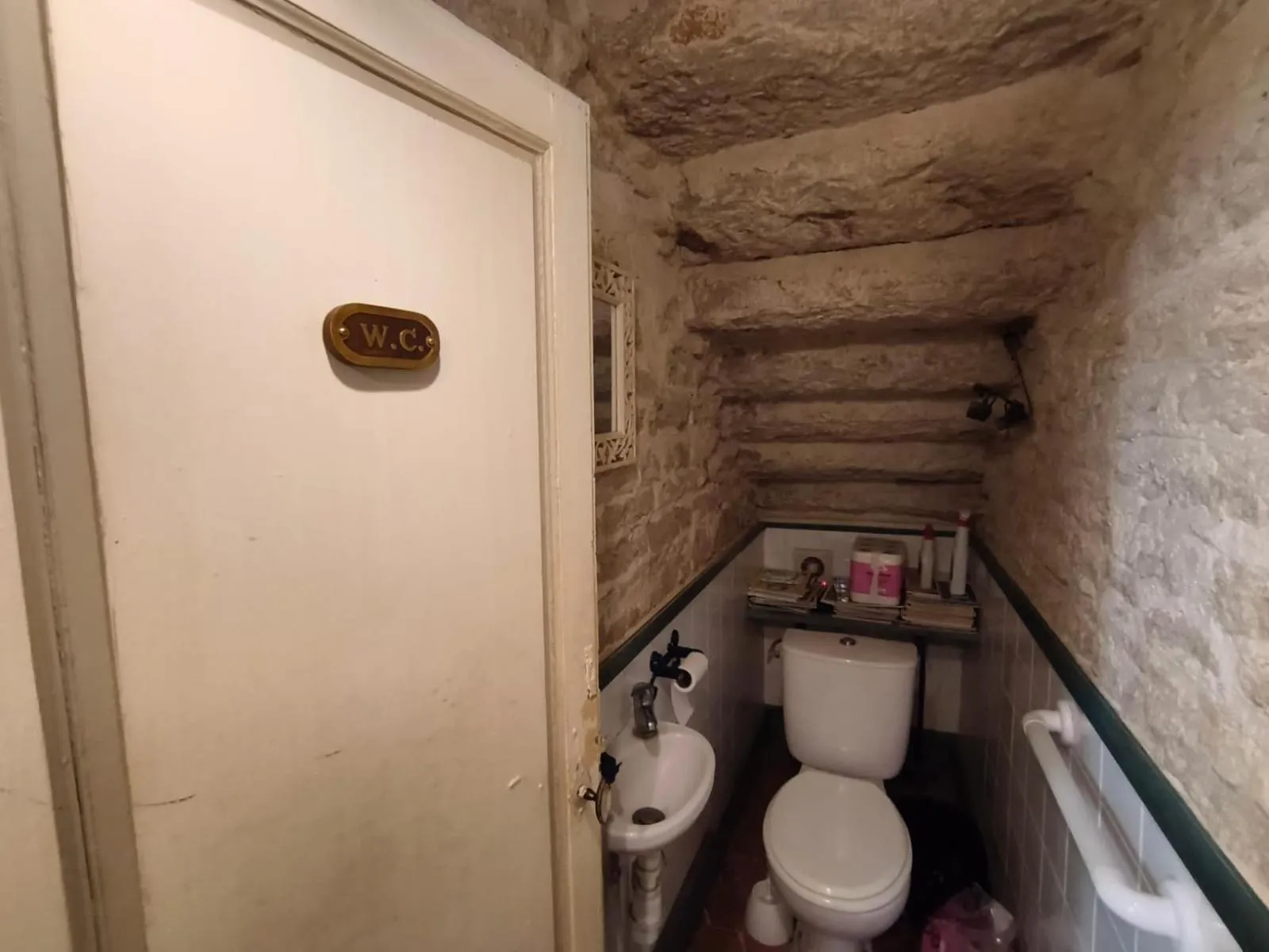 Toilet in Maison Romane 1136