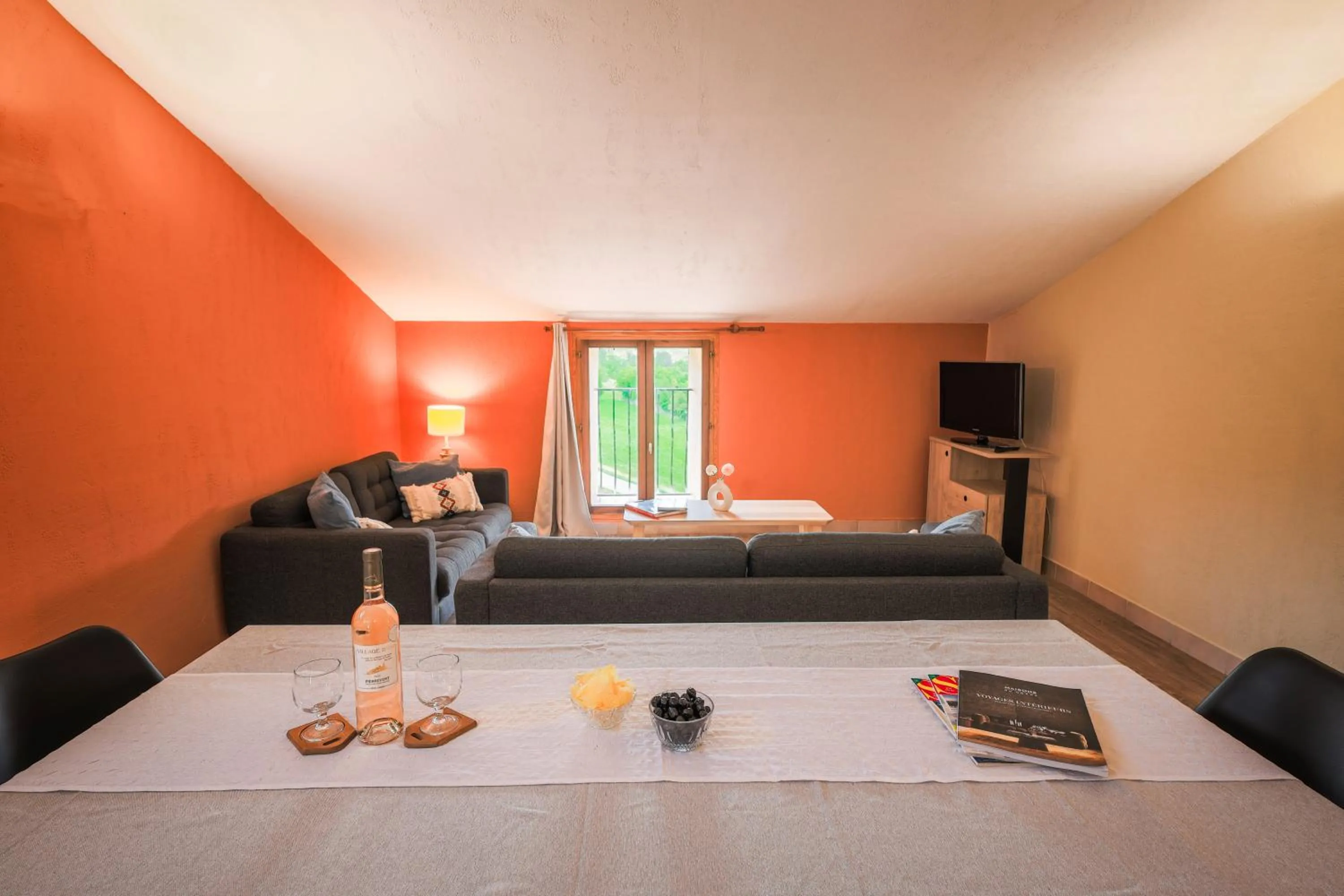 Living room, Bed in Domaine de Prefaissal