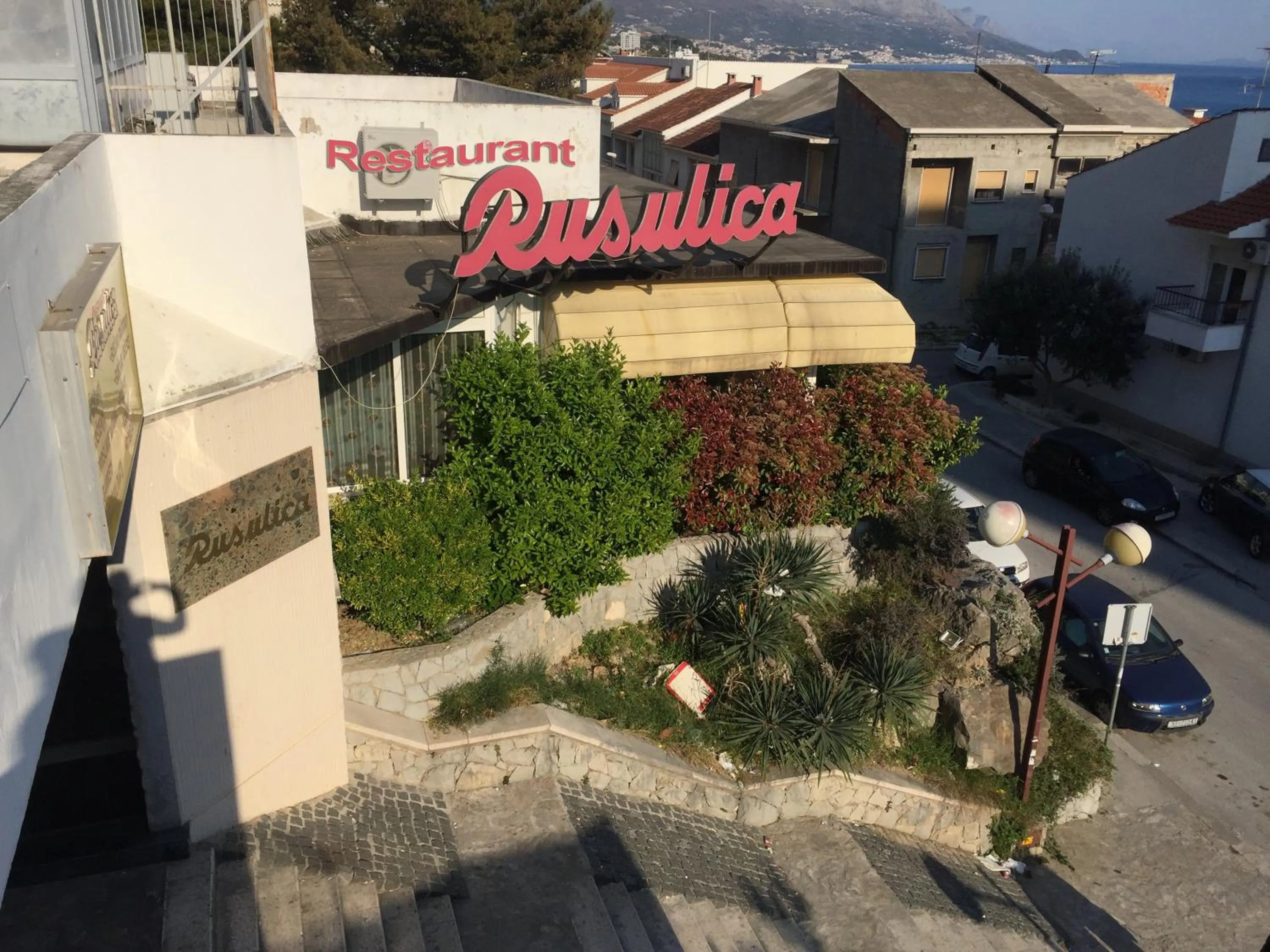 Restaurant/places to eat in FM Apartments