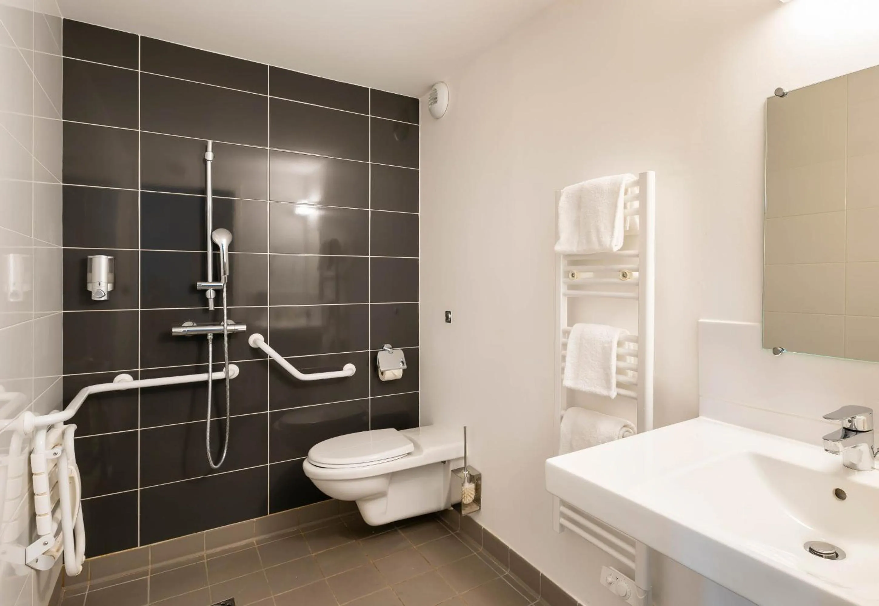 Shower in B&B HOTEL Saint-Nazaire Pornichet