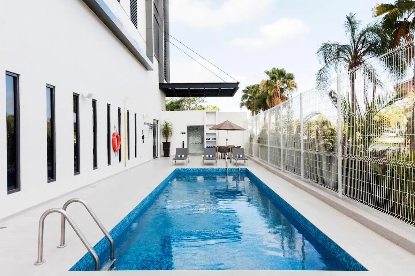 Swimming pool in Fiesta Inn Express Cancún Cumbres