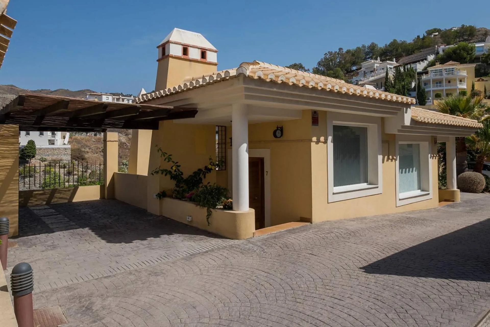 Facade/entrance in Cielos de Cotobro