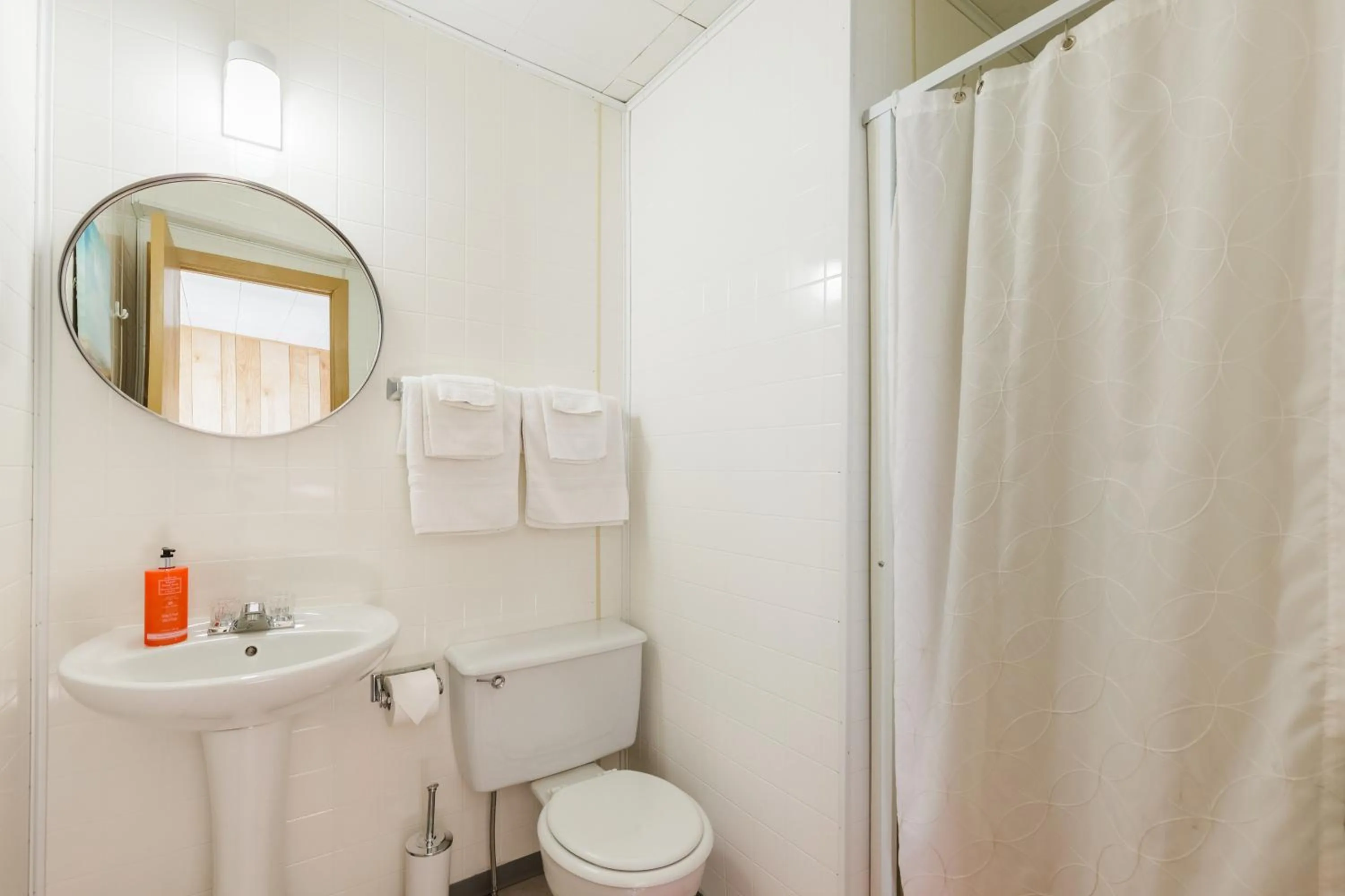 Shower in Motel Ile d'Orleans