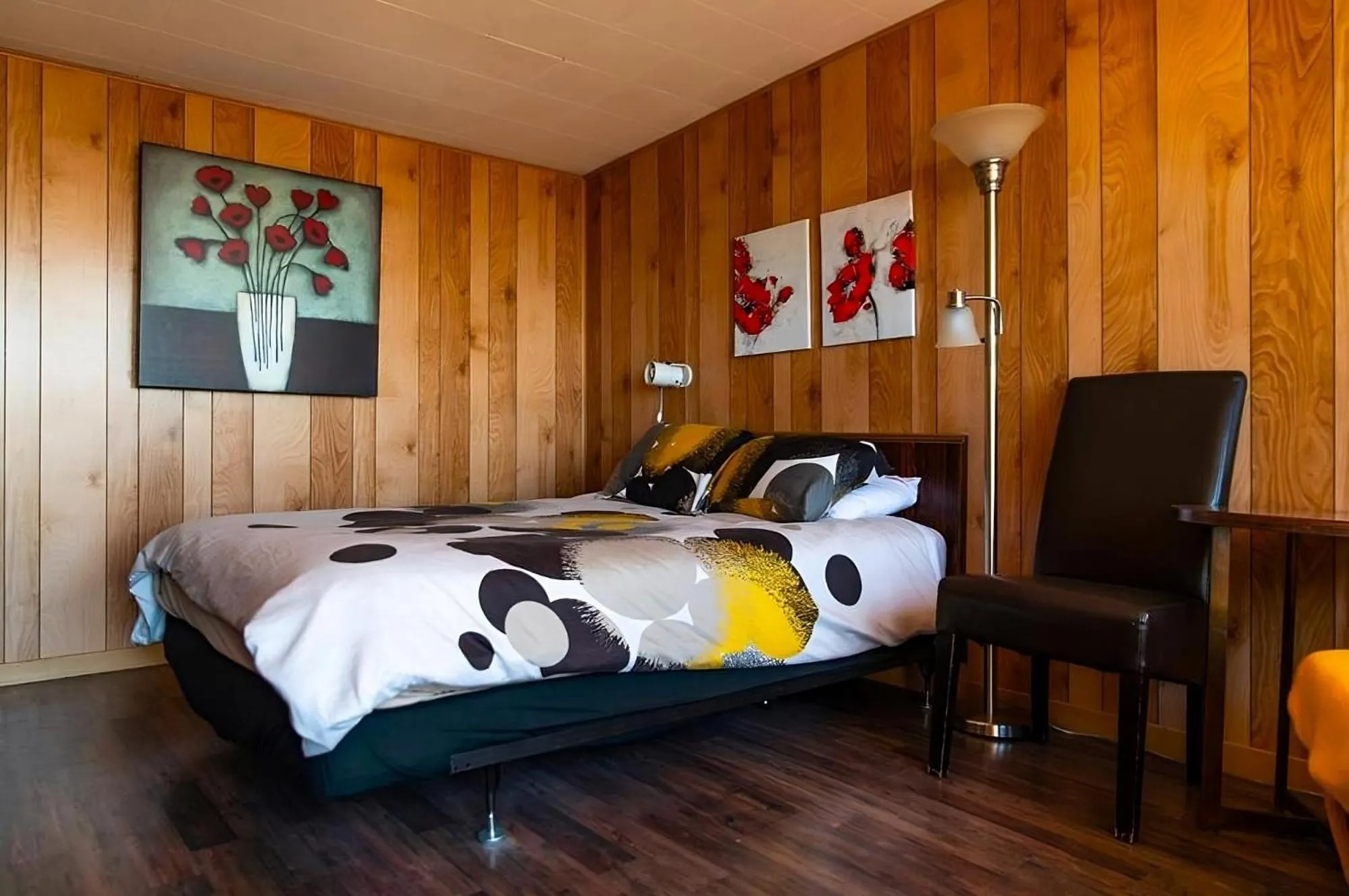 Photo of the whole room, Bed in Motel Ile d'Orleans