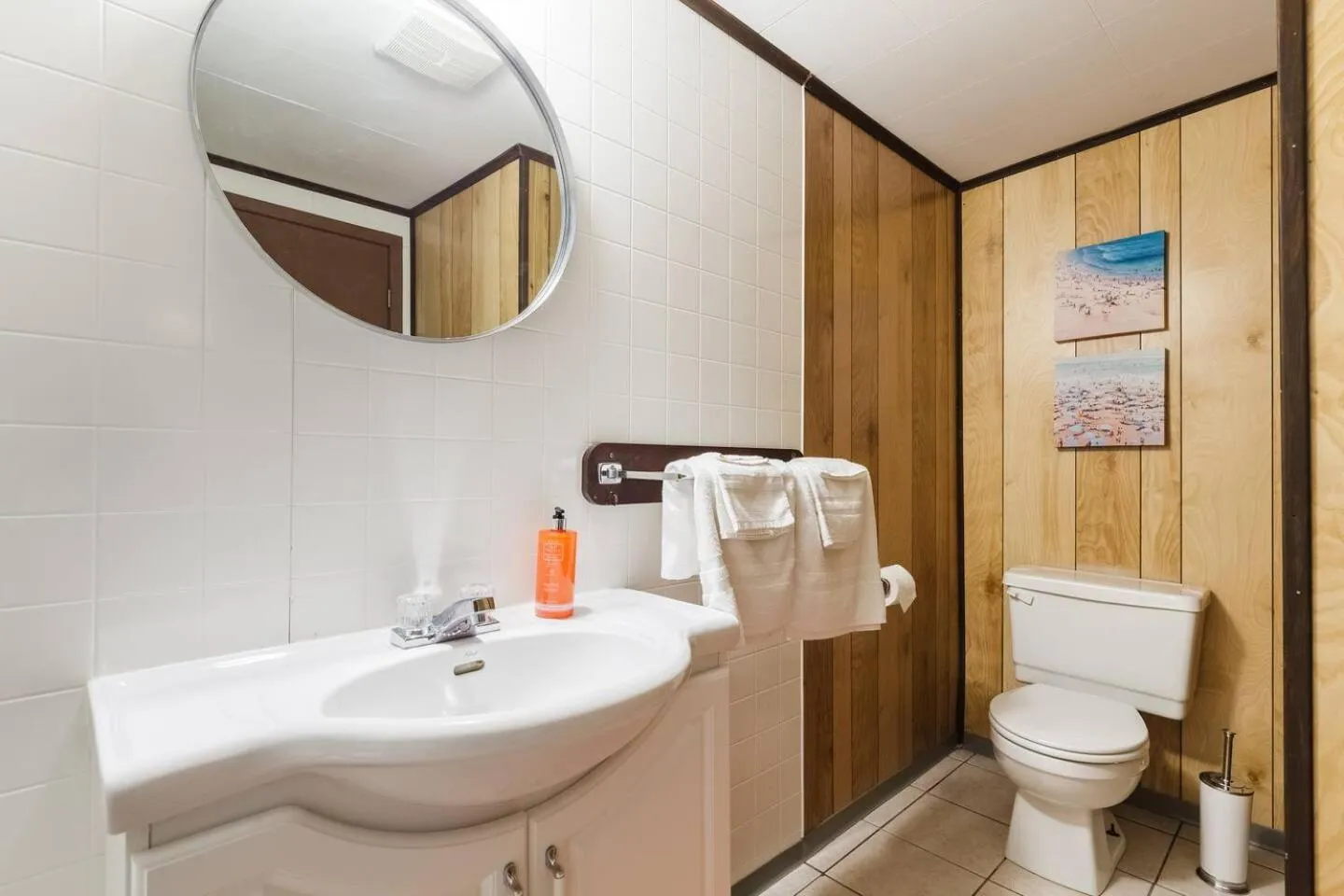 Toilet in Motel Ile d'Orleans