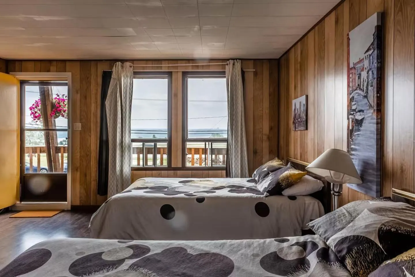 Bedroom, Bed in Motel Ile d'Orleans