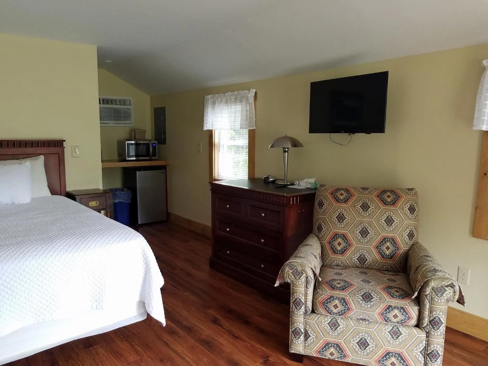 Seating area, Bed in Grand View Resort