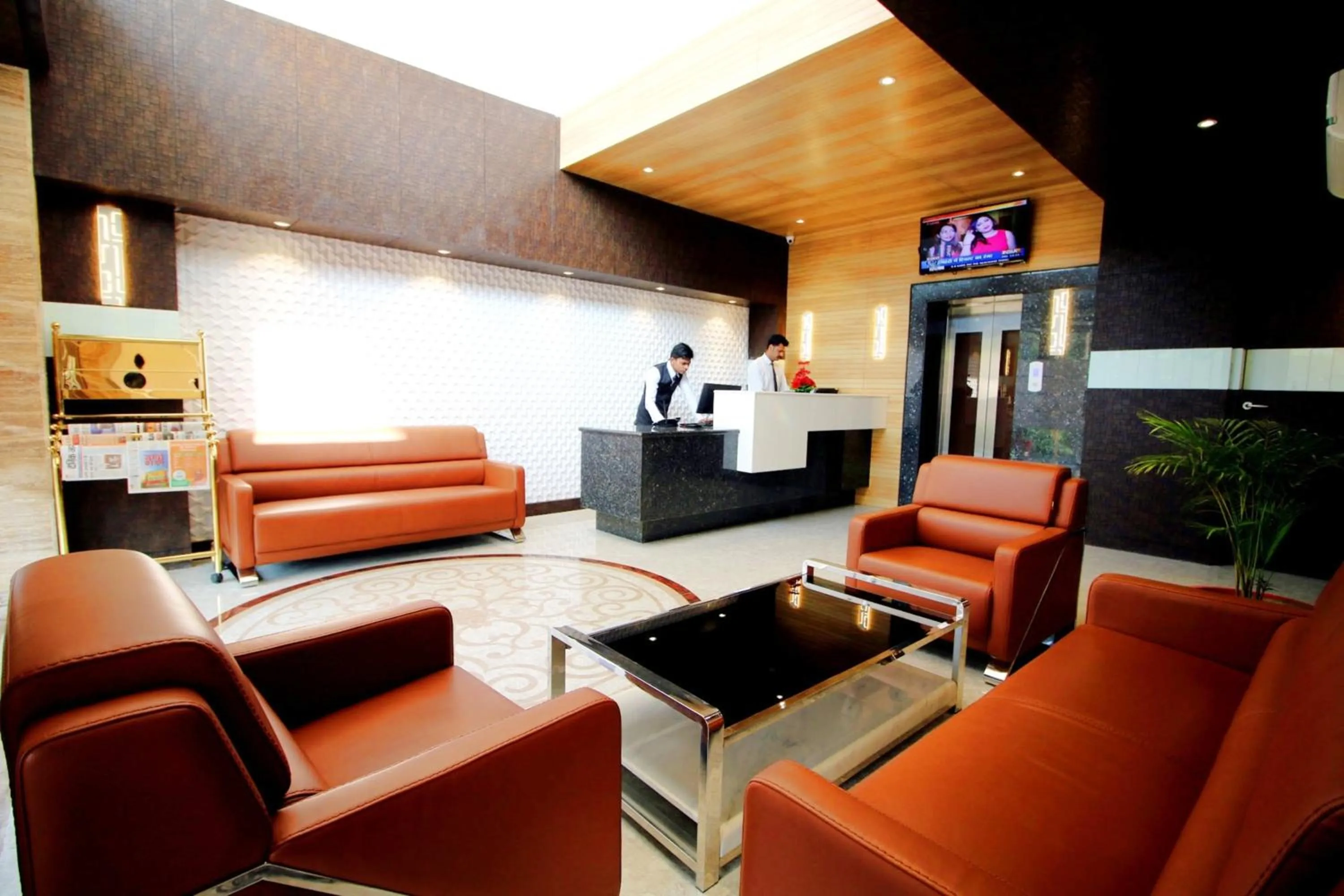 Lobby or reception in Pinnacle by Click Hotels, Lucknow