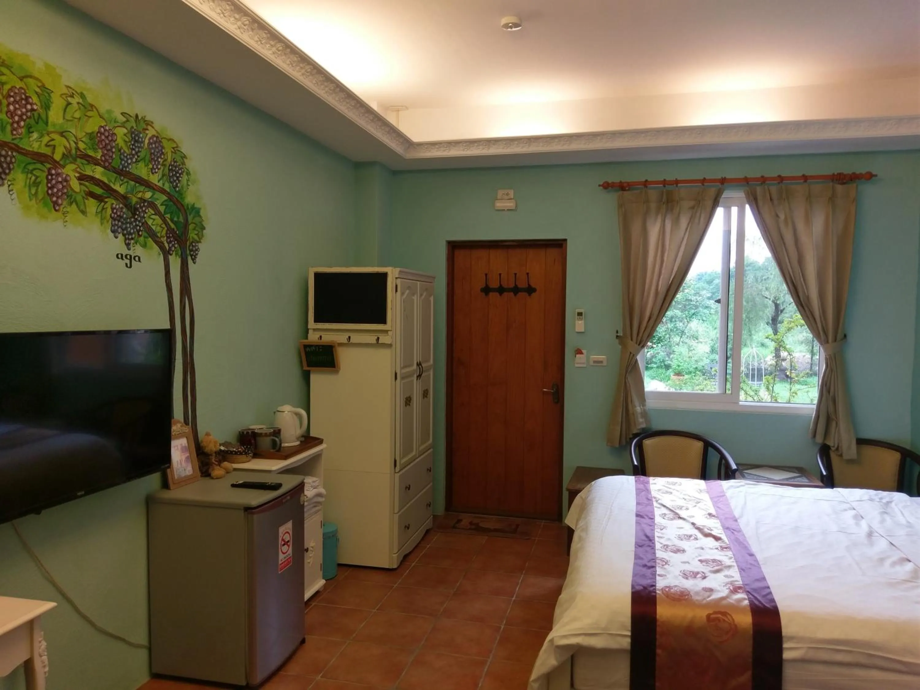 Communal lounge/ TV room, Bed in Bramasole B&B