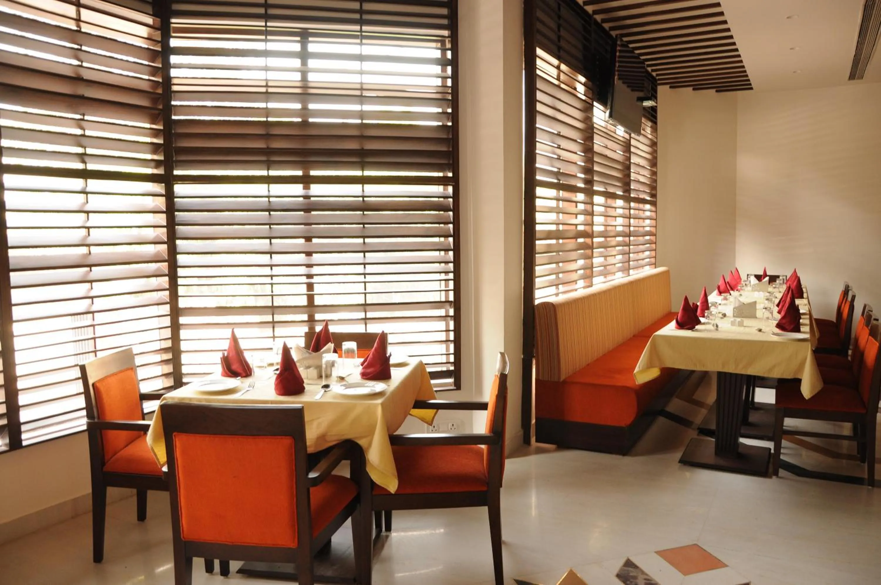 Restaurant/places to eat in Hotel Gwalior Regency