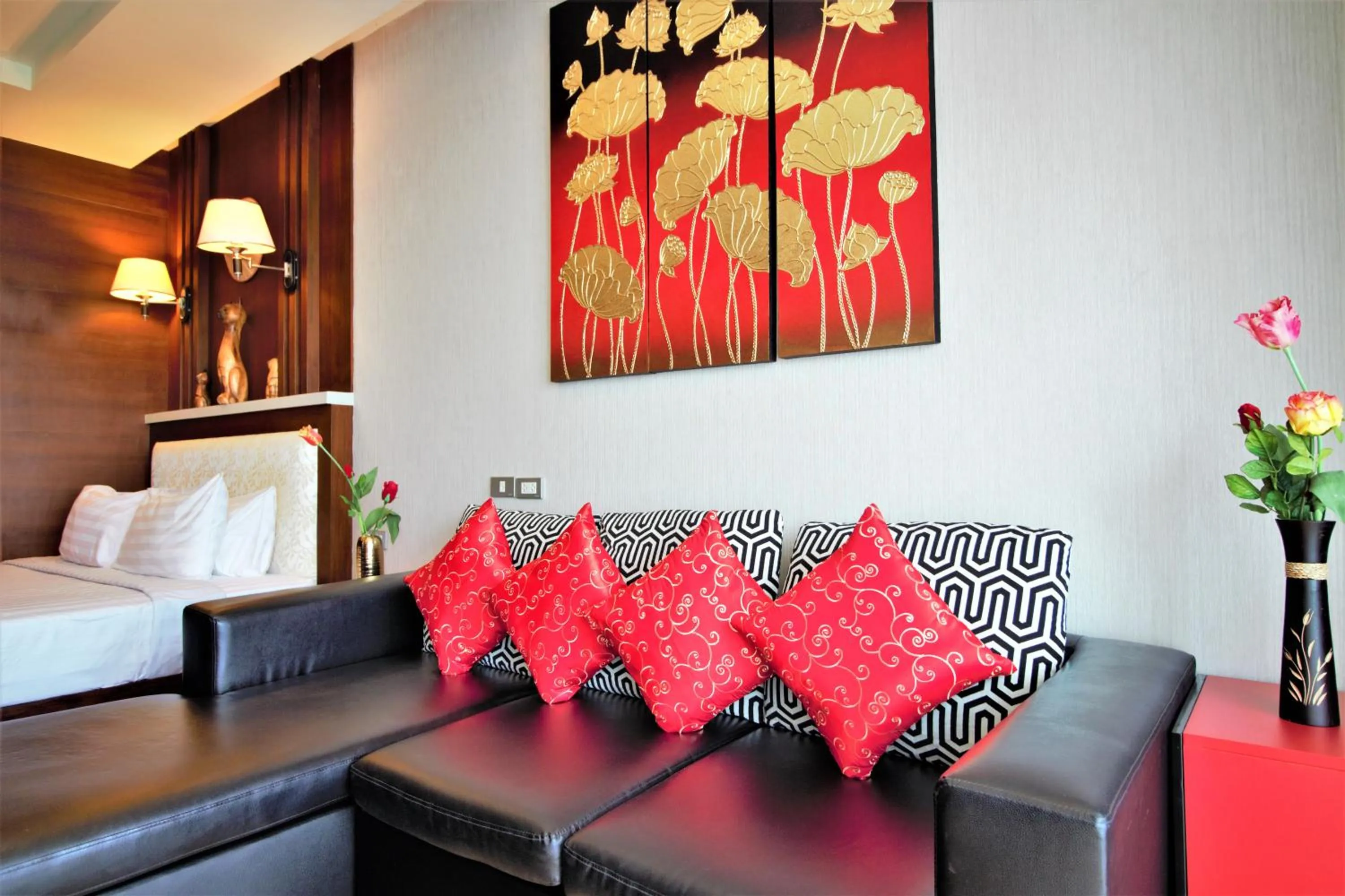 Living room, Bed in Sea & Sky Karon Beach by PHR