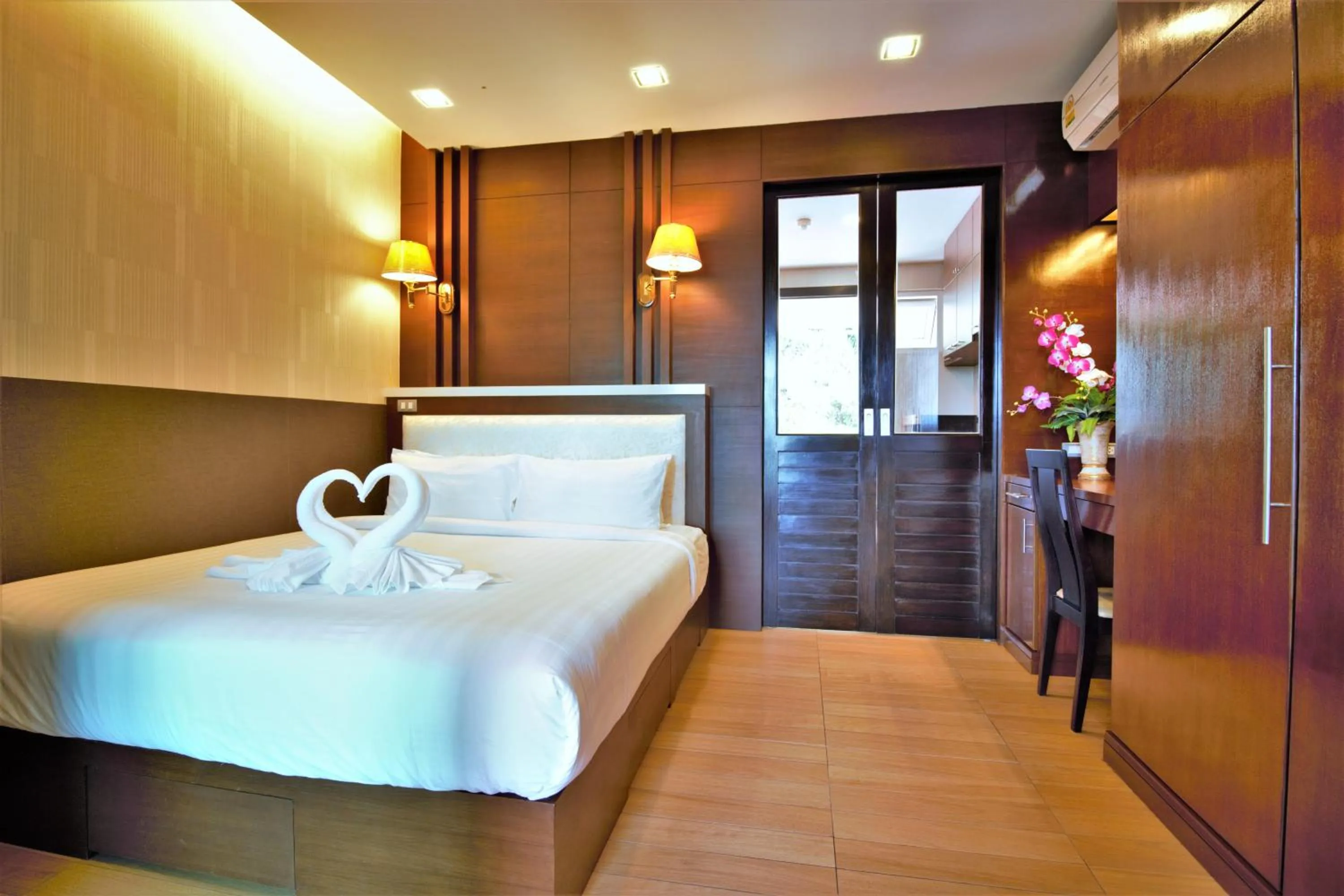 Photo of the whole room, Bed in Sea & Sky Karon Beach by PHR