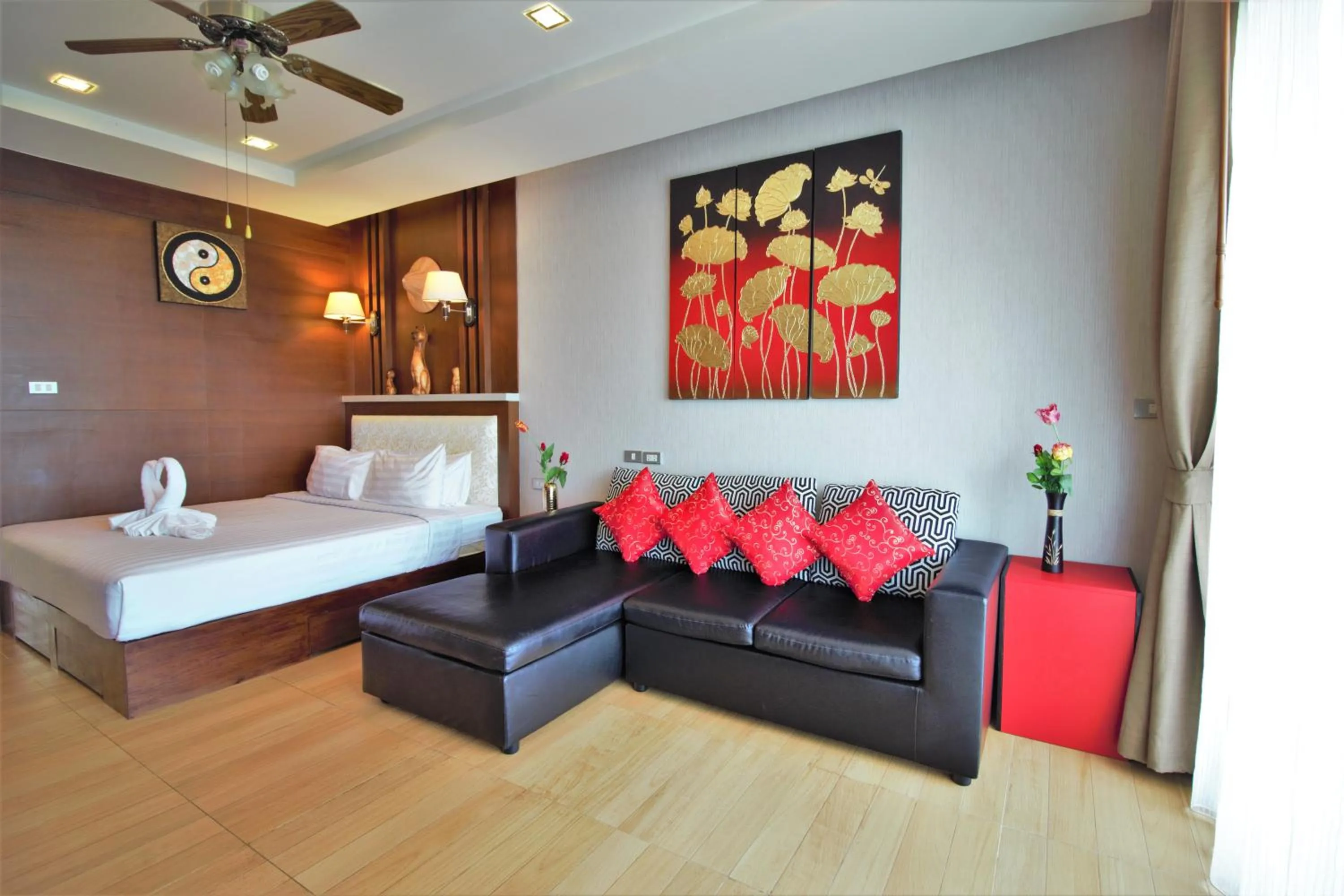 Photo of the whole room, Bed in Sea & Sky Karon Beach by PHR