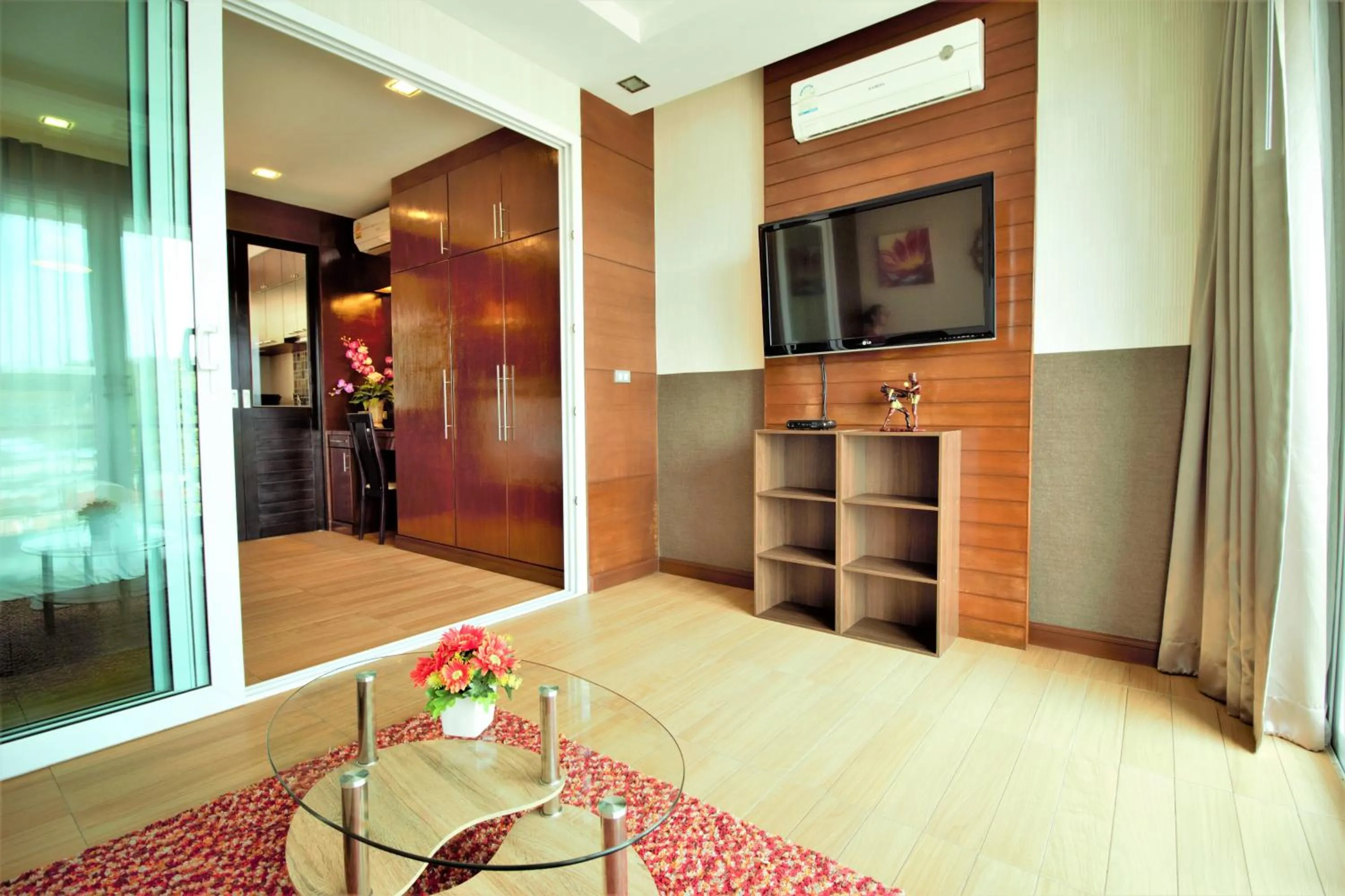 Living room in Sea & Sky Karon Beach by PHR