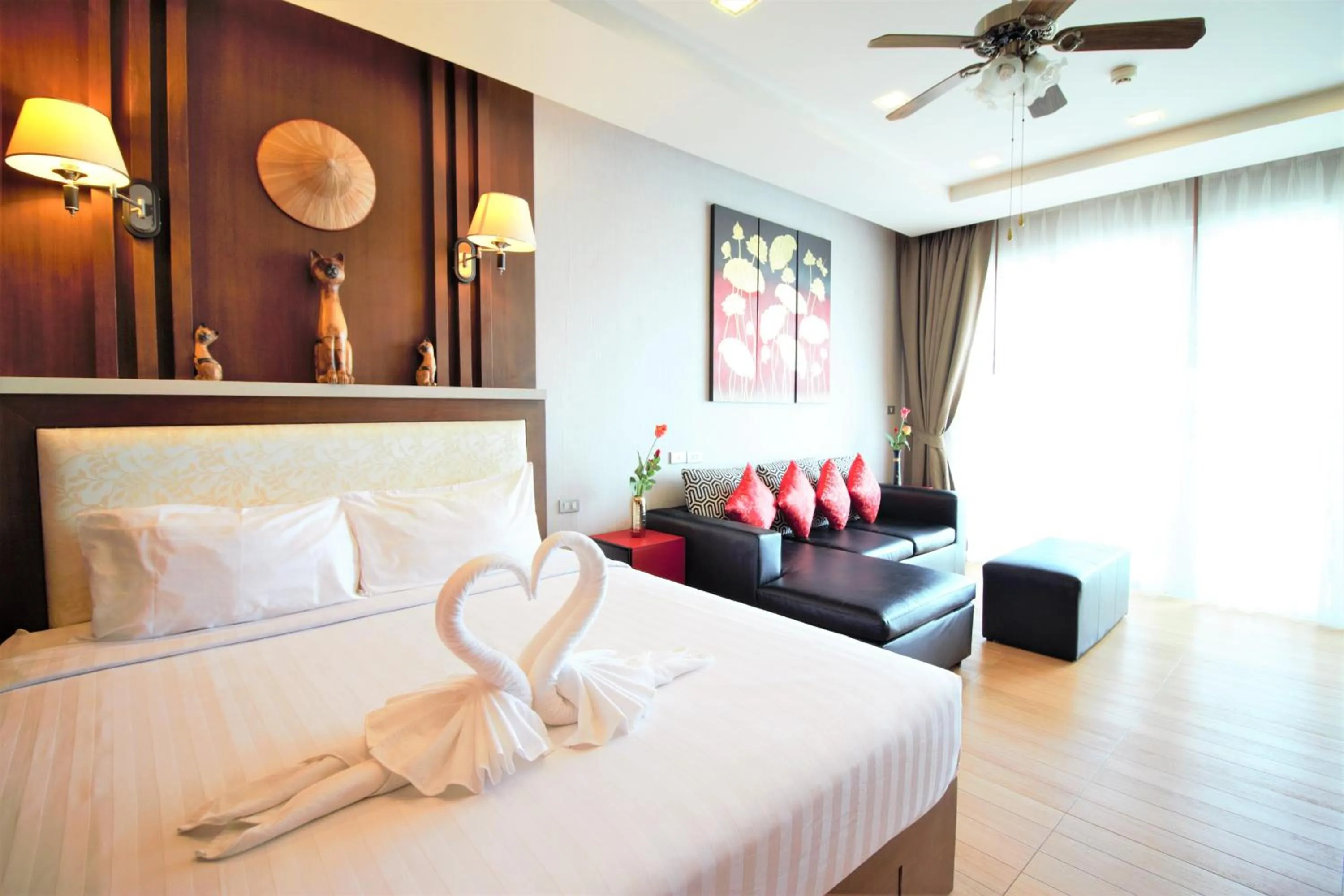 Photo of the whole room, Bed in Sea & Sky Karon Beach by PHR