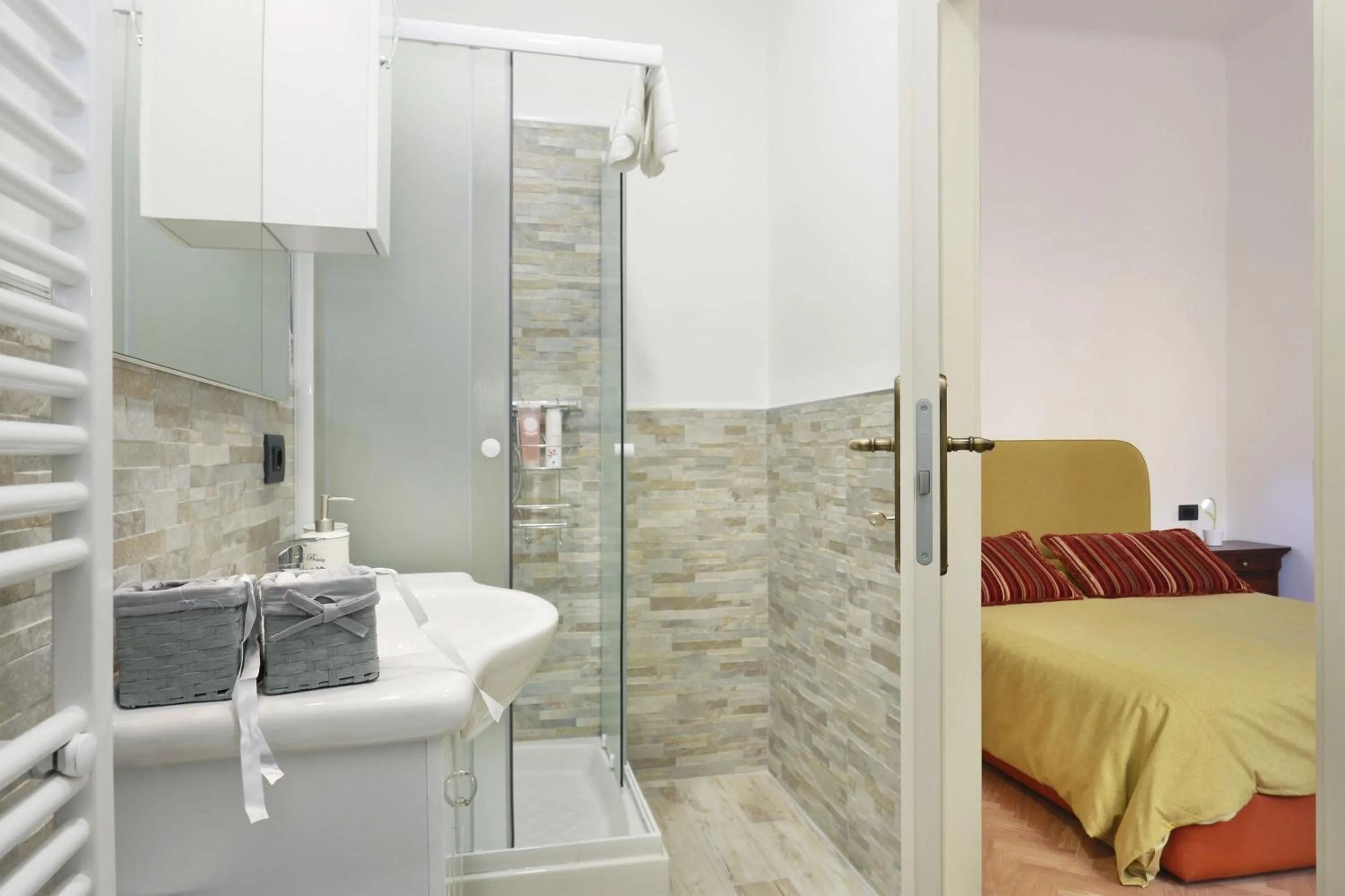 Bathroom, Bed in B&b Pergola House