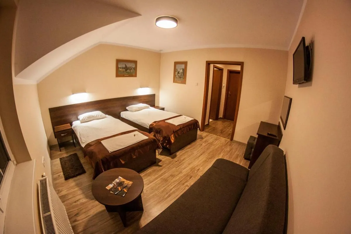 Triple Room with Private Bathroom in Pensjonat i Klub Jeździecki Michelin