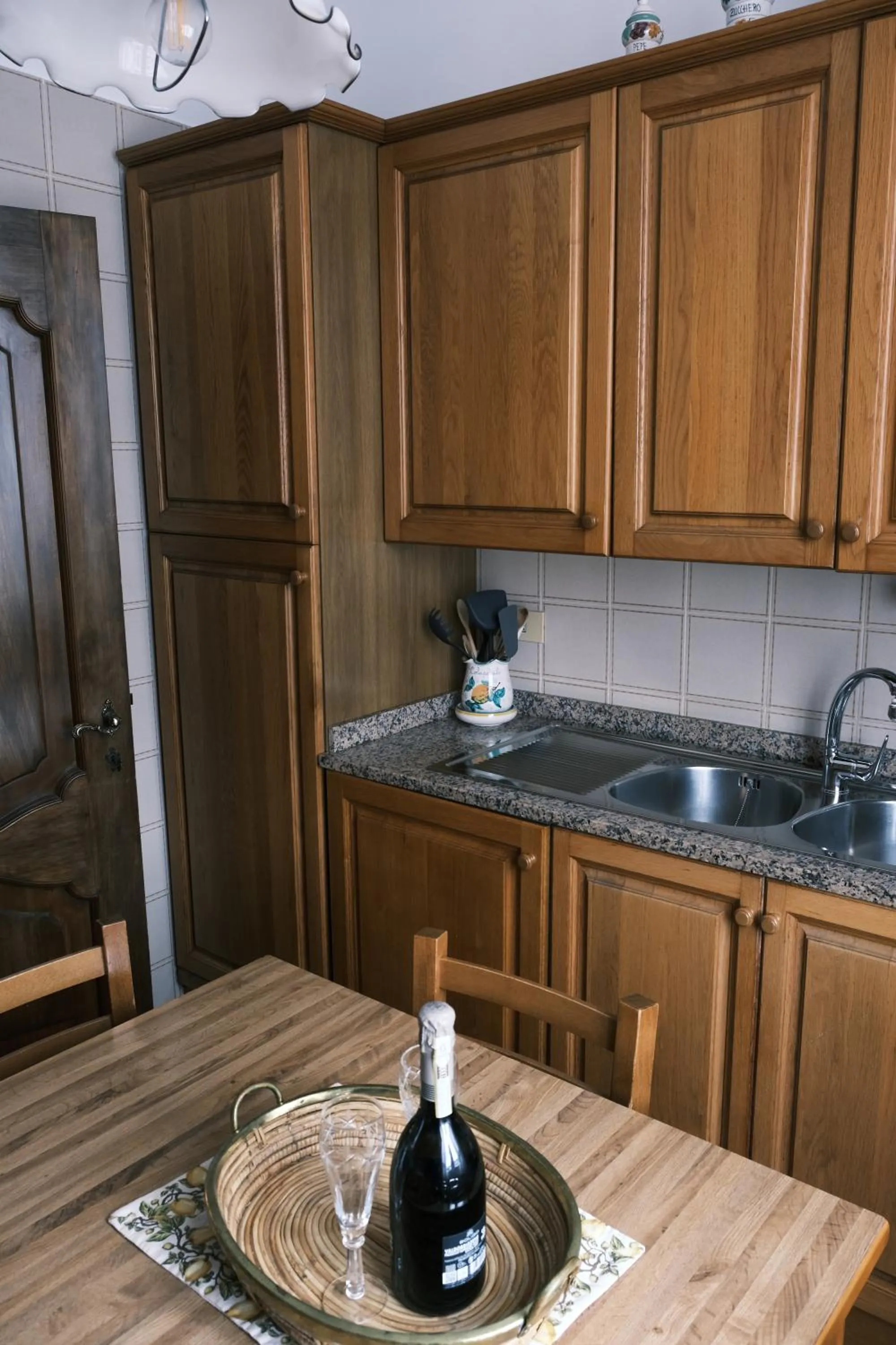 Kitchen or kitchenette in Turchino Apartment & Terrazza della Luisa by PortofinoVacanze