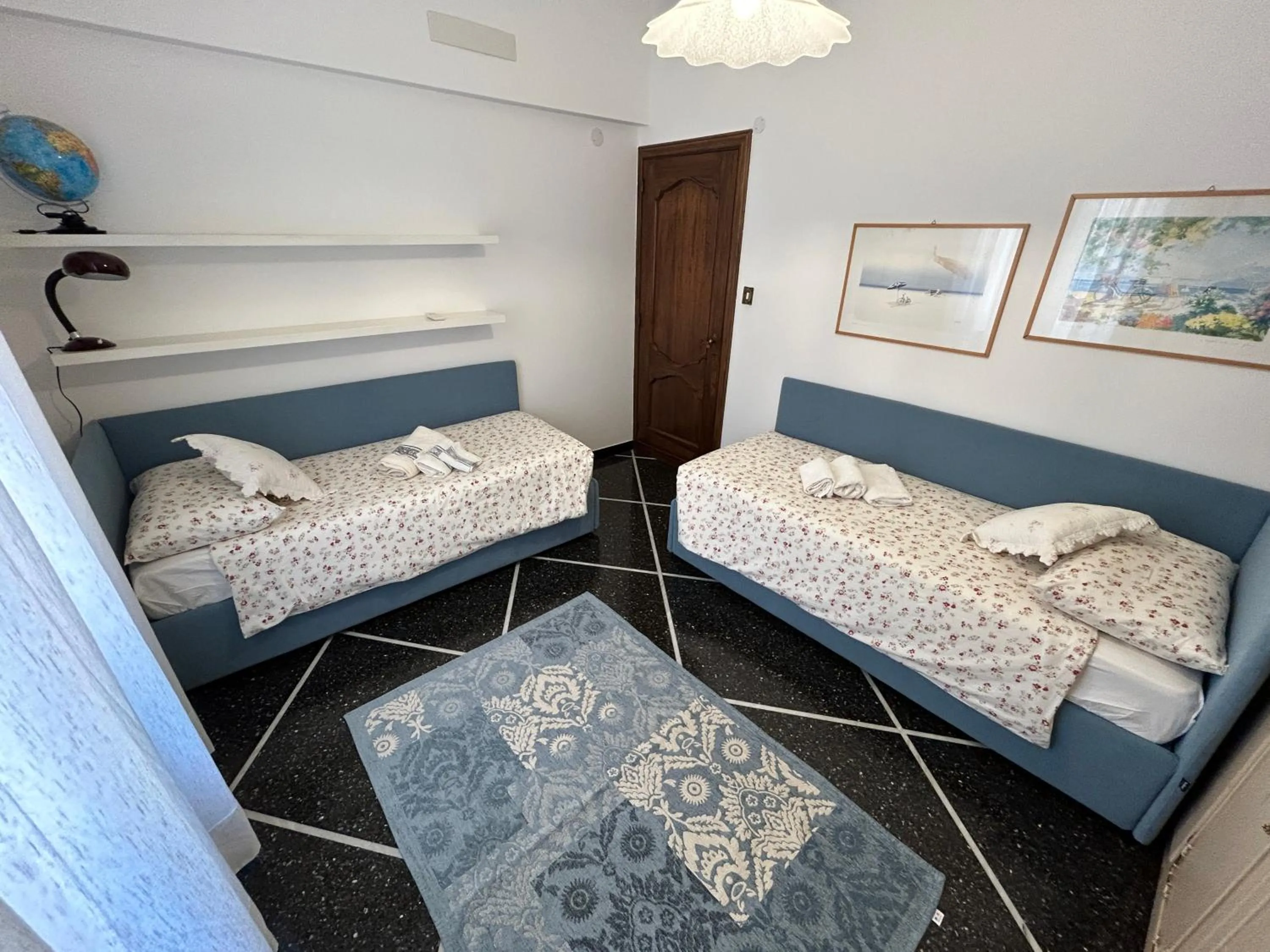 Bed in Turchino Apartment & Terrazza della Luisa by PortofinoVacanze