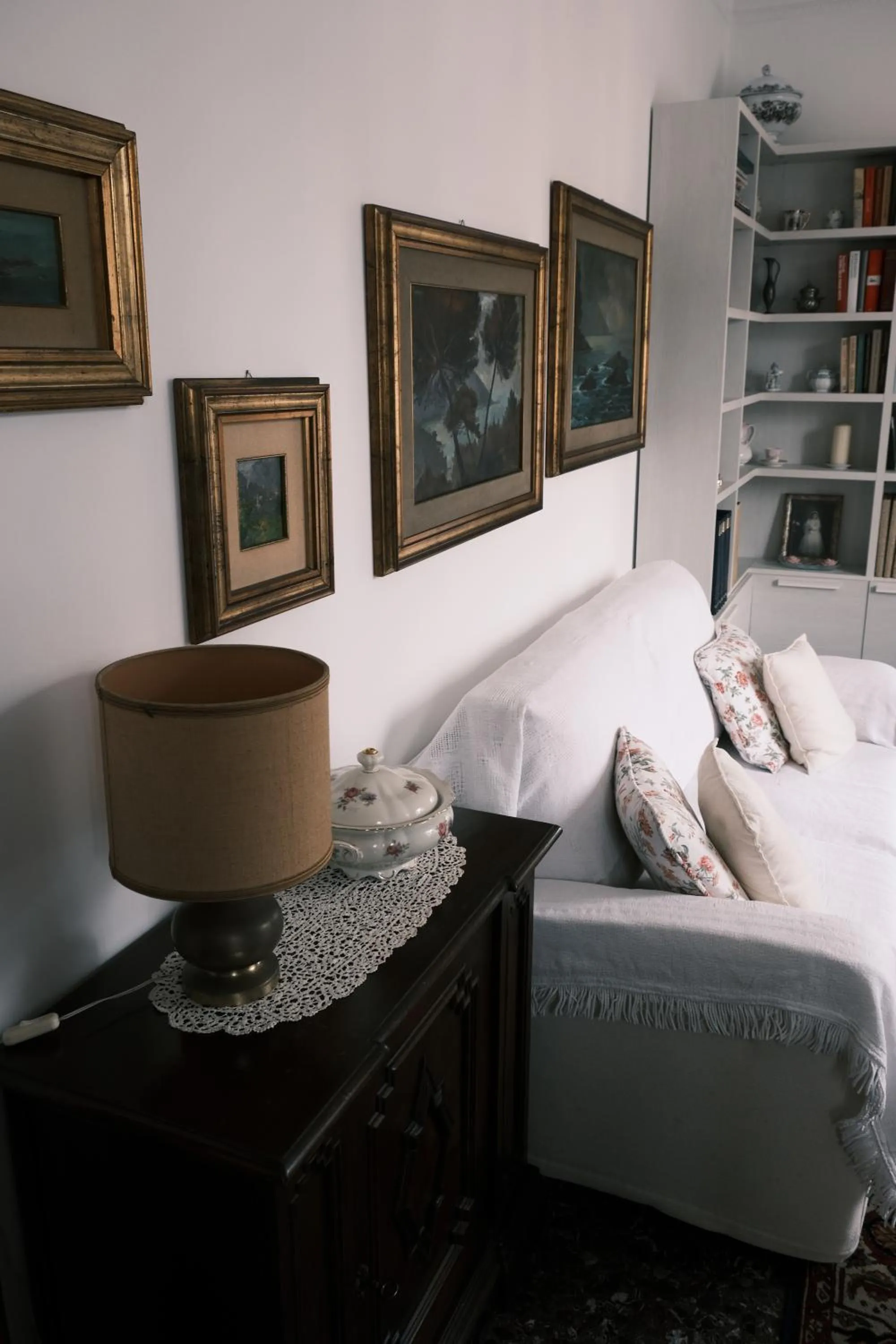 Decorative detail, Bed in Turchino Apartment & Terrazza della Luisa by PortofinoVacanze