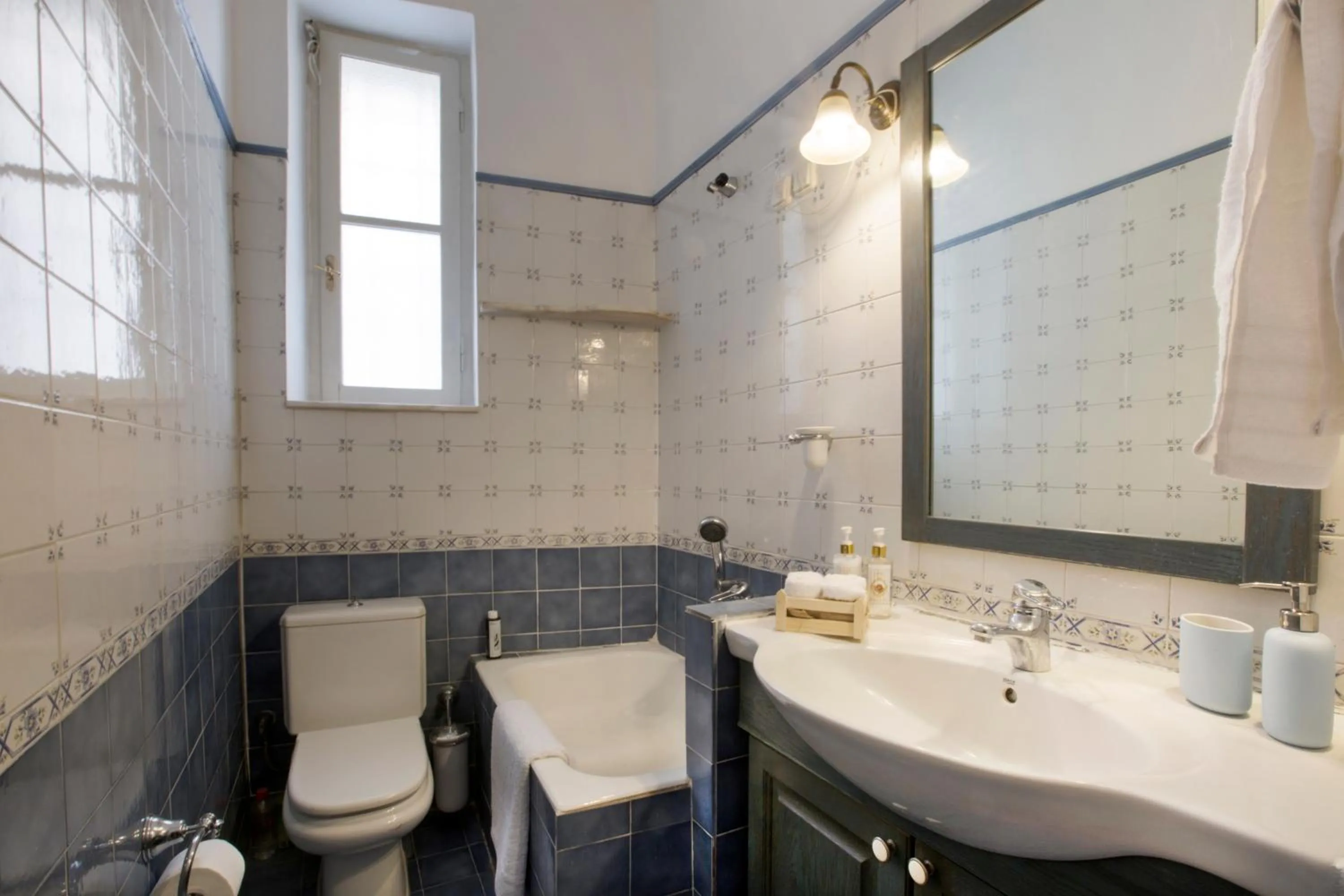 Bathroom in Acropolis Neoclassical Mansion by YHA