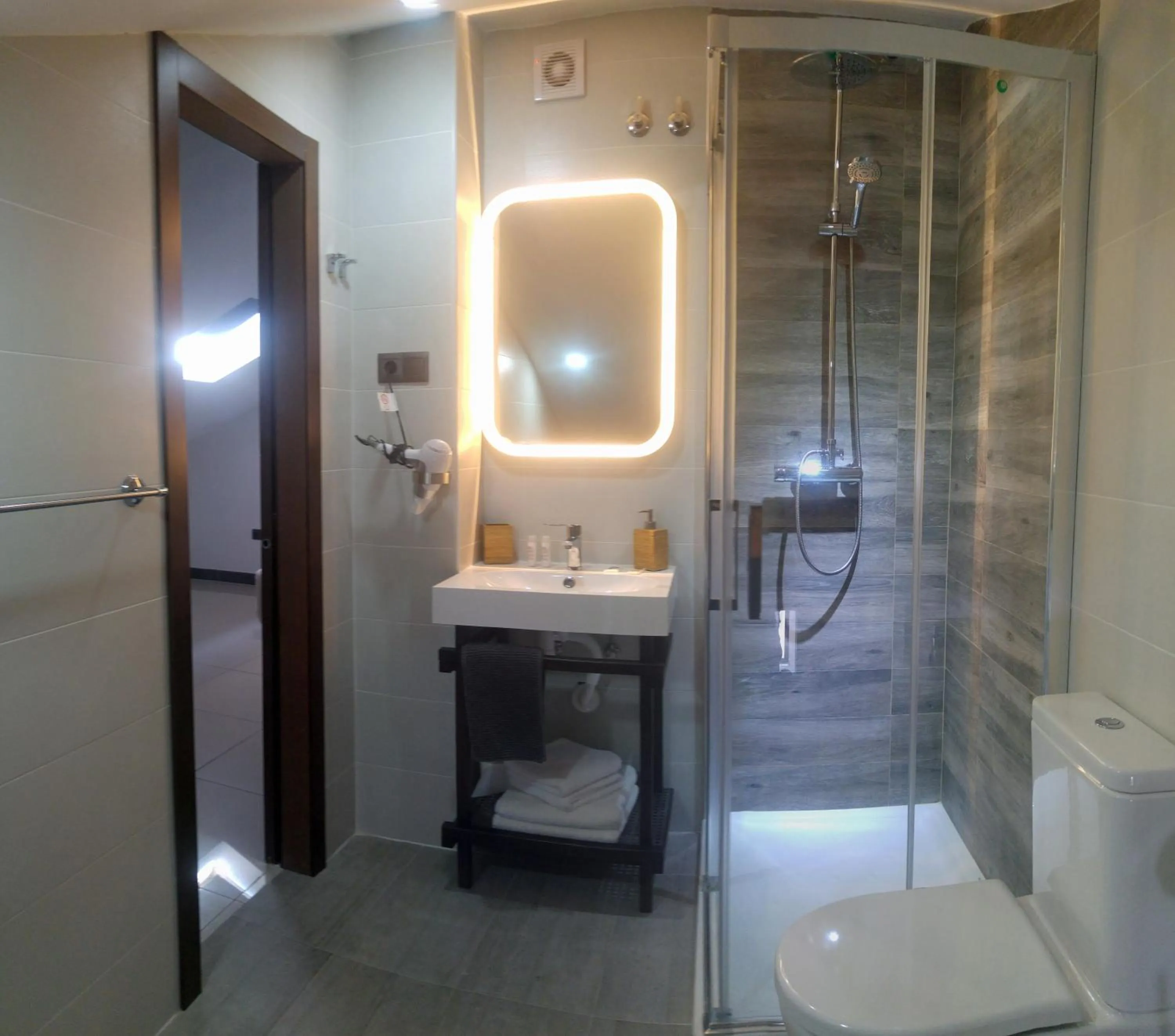 Bathroom in The Lights City Rooms